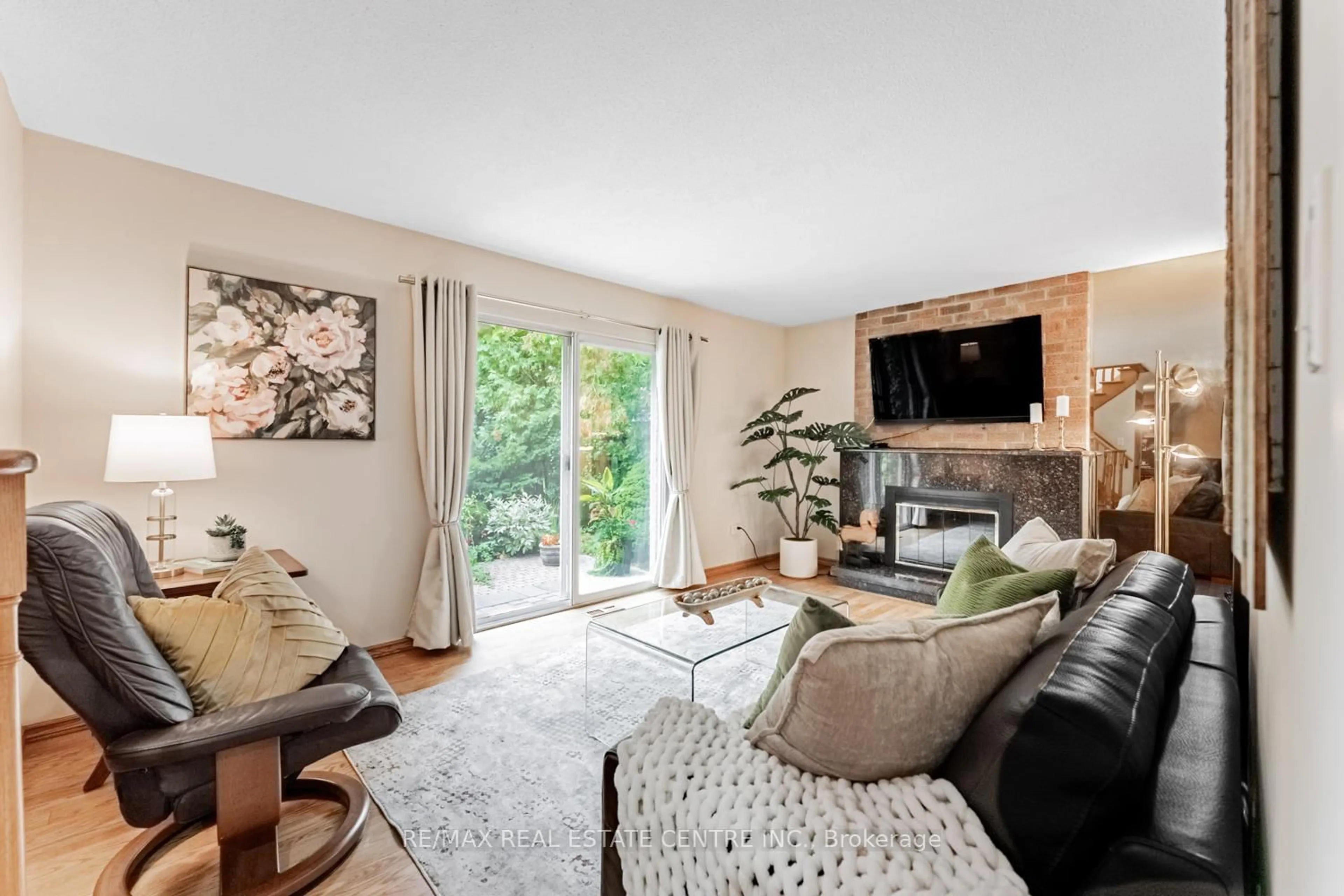 Living room with furniture, unknown for 3096 Sir John's Home, Mississauga Ontario L5L 2N9