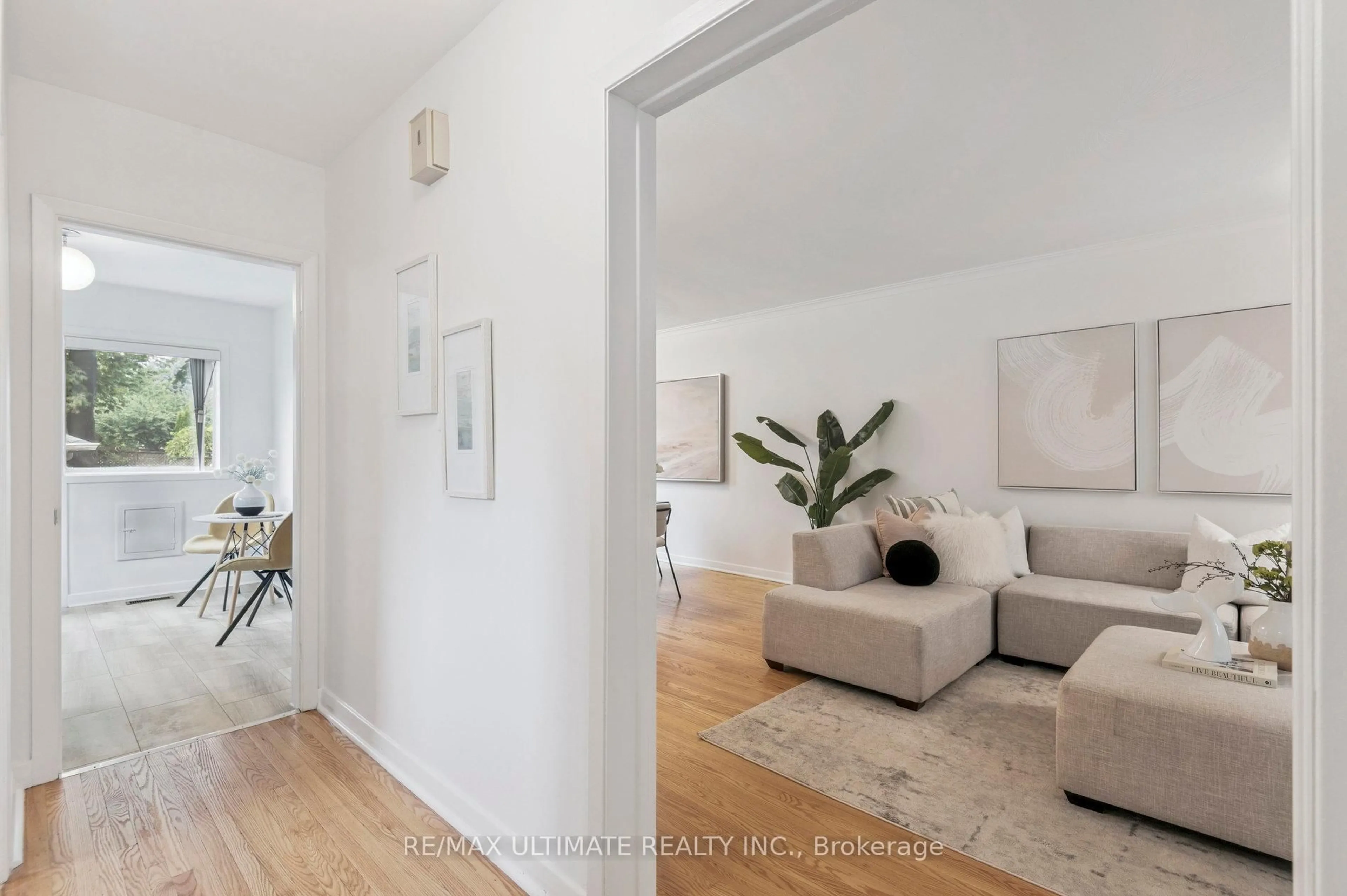 Indoor entryway for 24 Highbury Rd, Toronto Ontario M9M 2J7