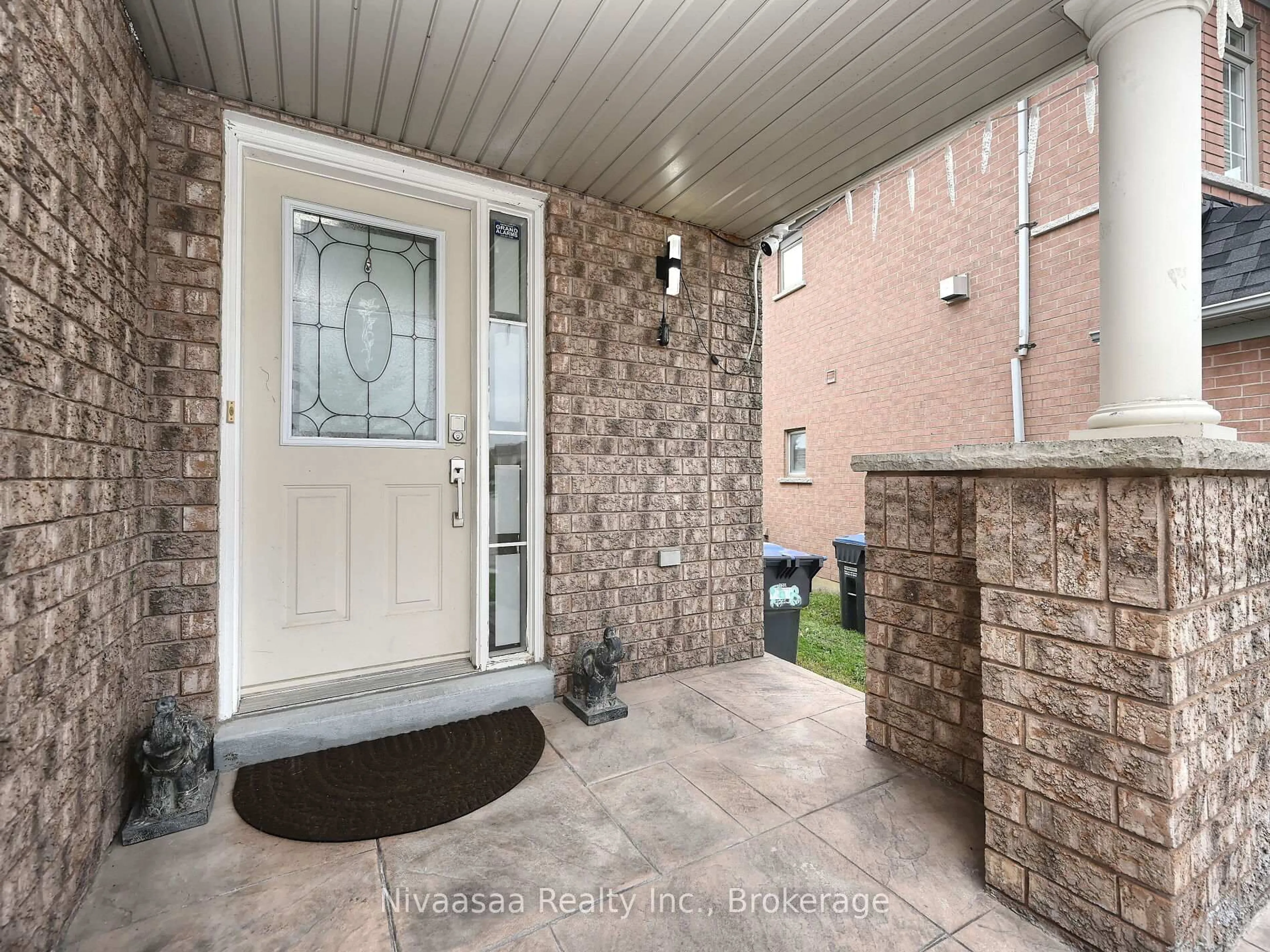 Indoor entryway for 38 Amethyst Circ, Brampton Ontario L6P 0Z3