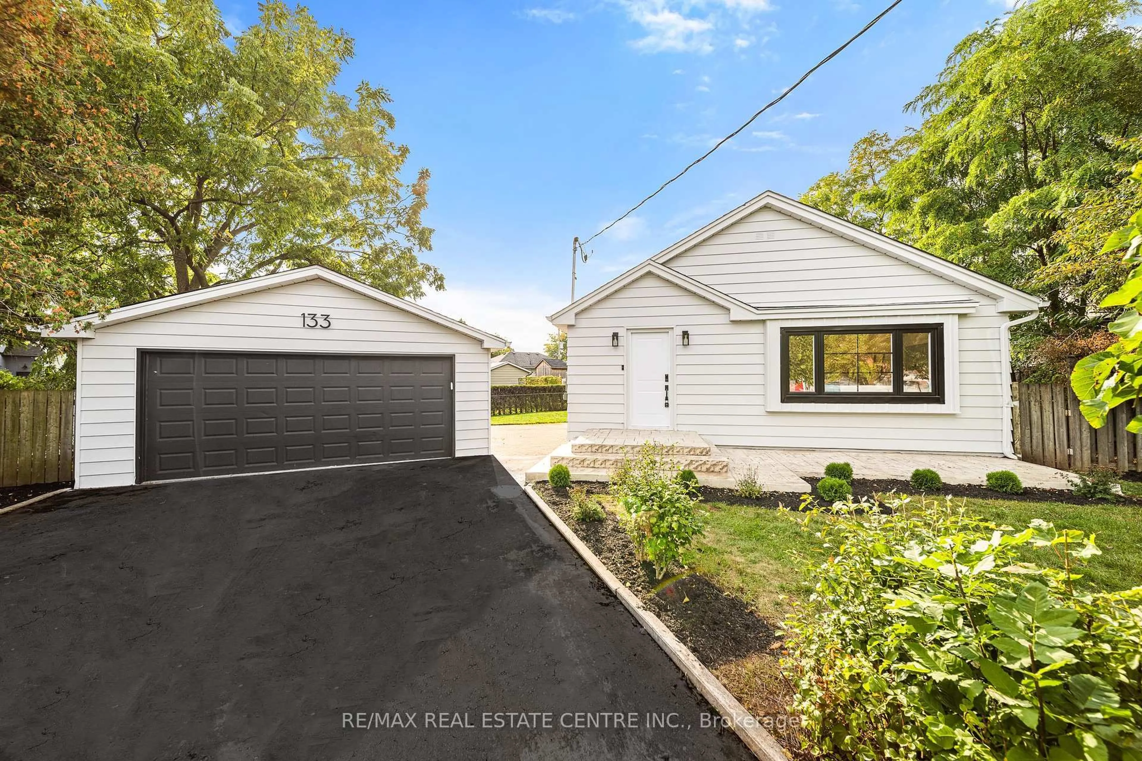 A pic from outside/outdoor area/front of a property/back of a property/a pic from drone, street for 133 Inglewood Dr, Oakville Ontario L6K 1W8
