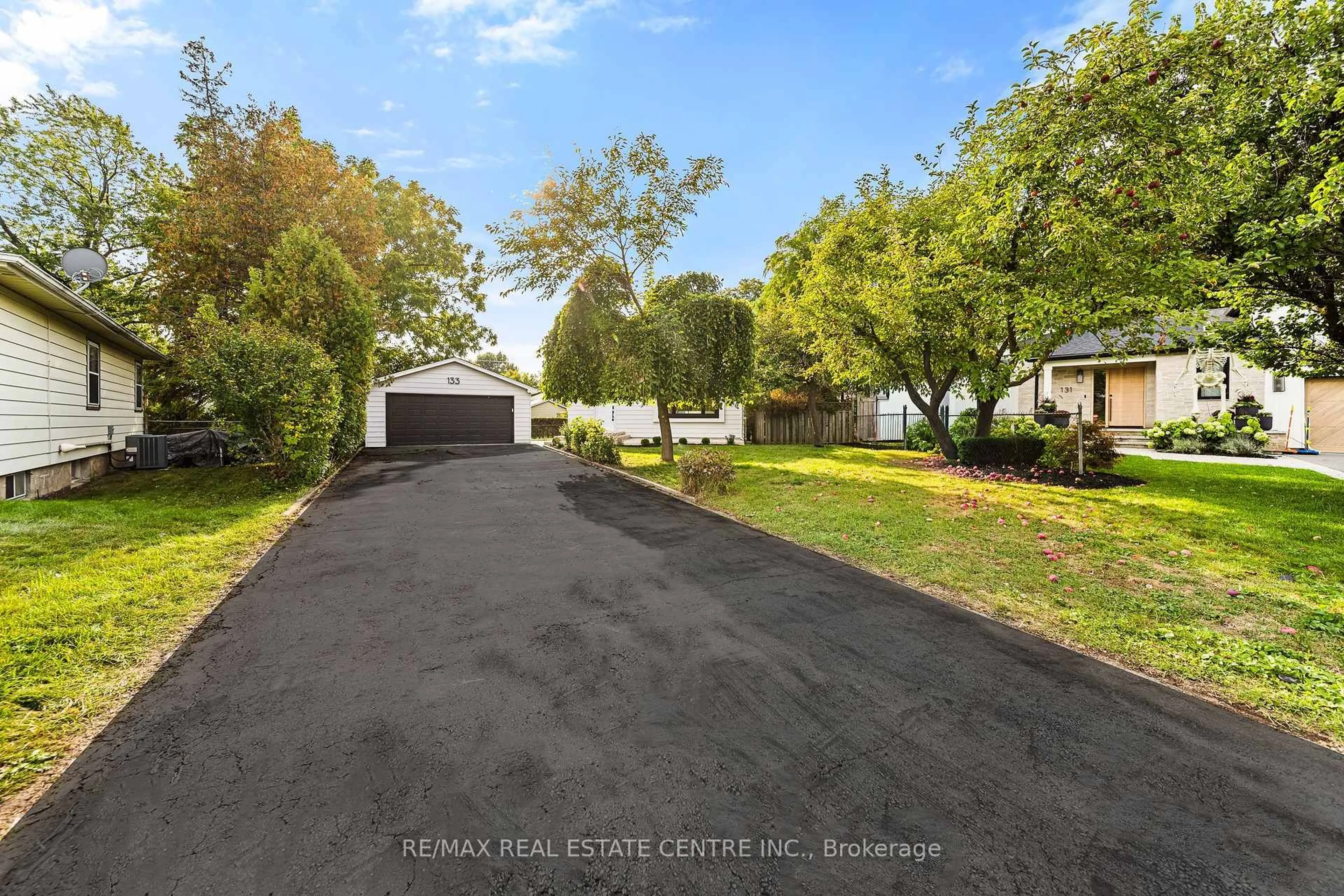 A pic from outside/outdoor area/front of a property/back of a property/a pic from drone, water/lake/river/ocean view for 133 Inglewood Dr, Oakville Ontario L6K 1W8