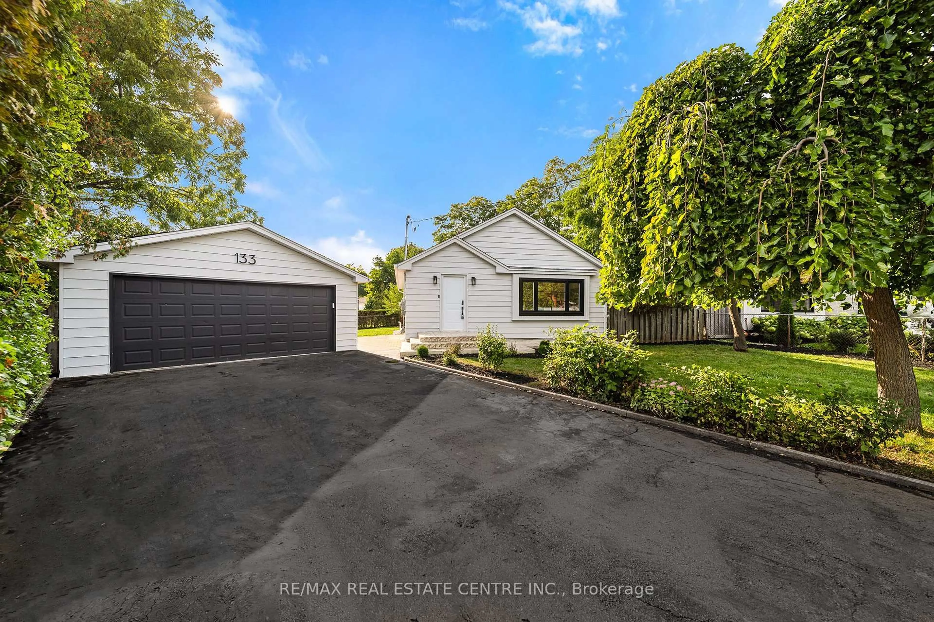 A pic from outside/outdoor area/front of a property/back of a property/a pic from drone, street for 133 Inglewood Dr, Oakville Ontario L6K 1W8
