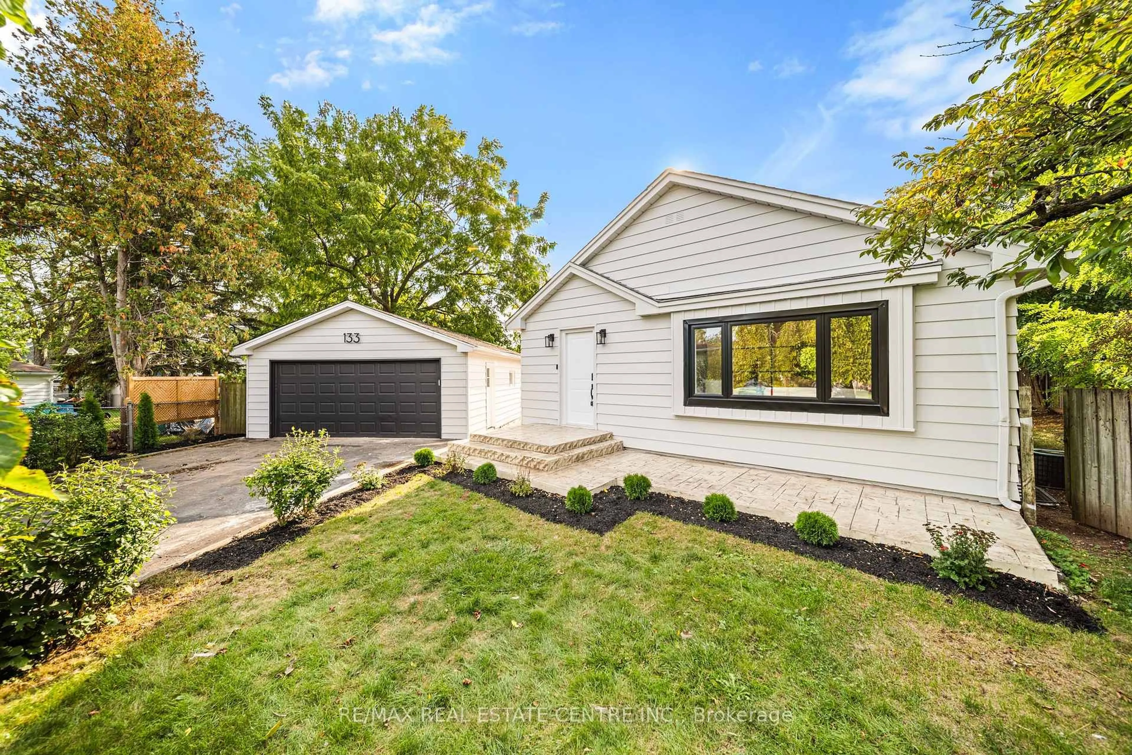 Home with vinyl exterior material, street for 133 Inglewood Dr, Oakville Ontario L6K 1W8