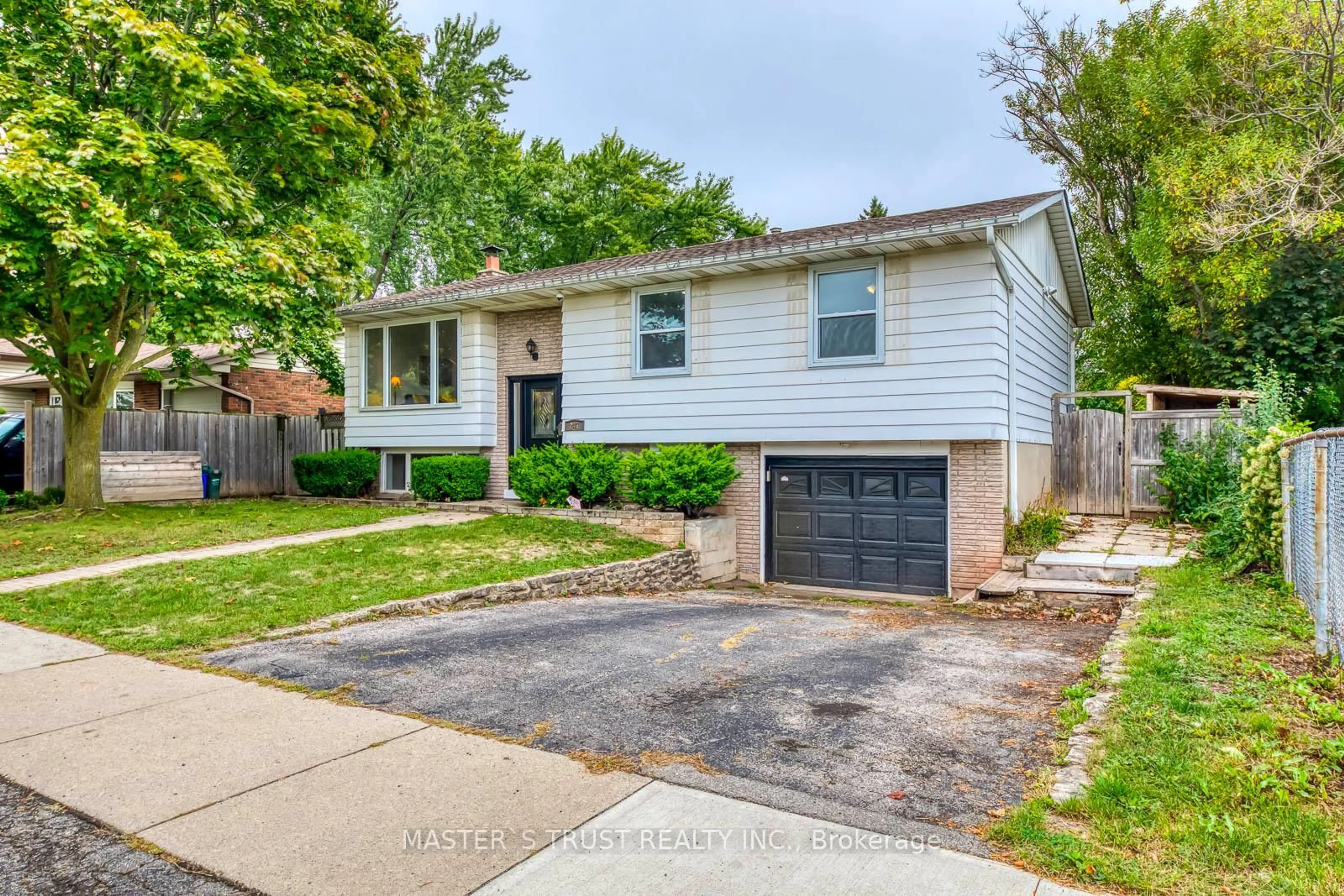 Home with vinyl exterior material, street for 247 Kenwood Ave, Burlington Ontario L7L 4L9