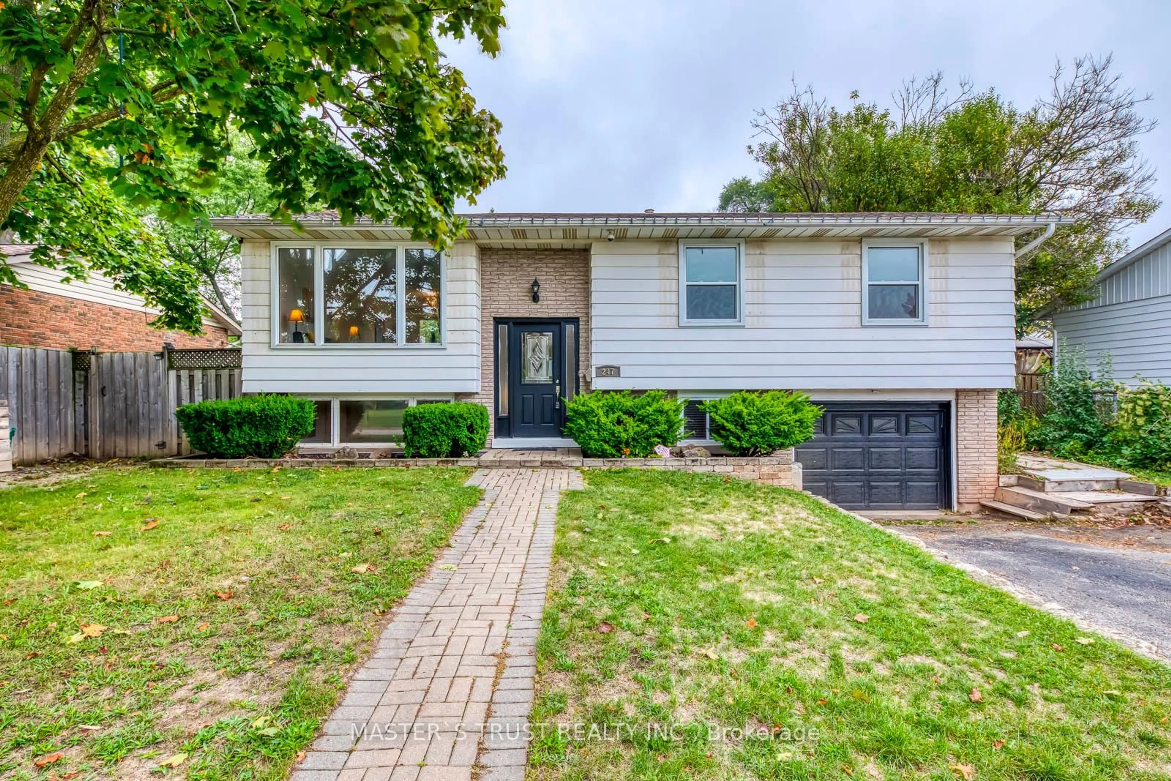 Home with vinyl exterior material, street for 247 Kenwood Ave, Burlington Ontario L7L 4L9