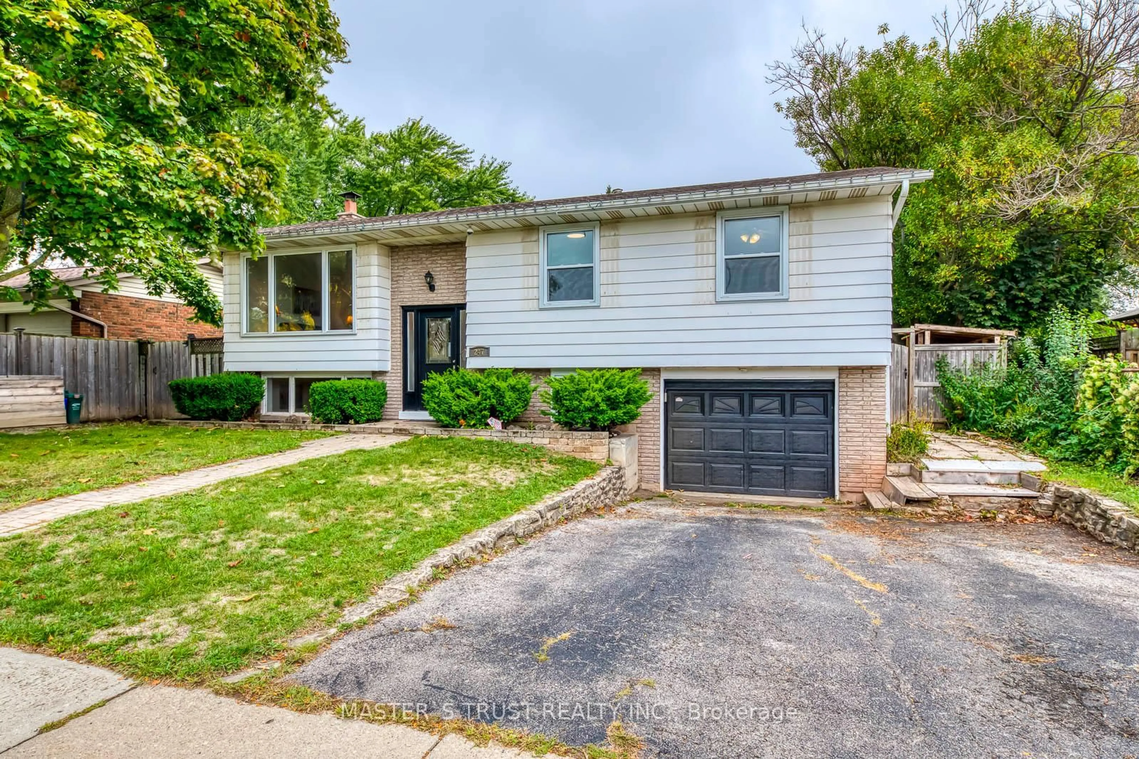 Home with vinyl exterior material, street for 247 Kenwood Ave, Burlington Ontario L7L 4L9