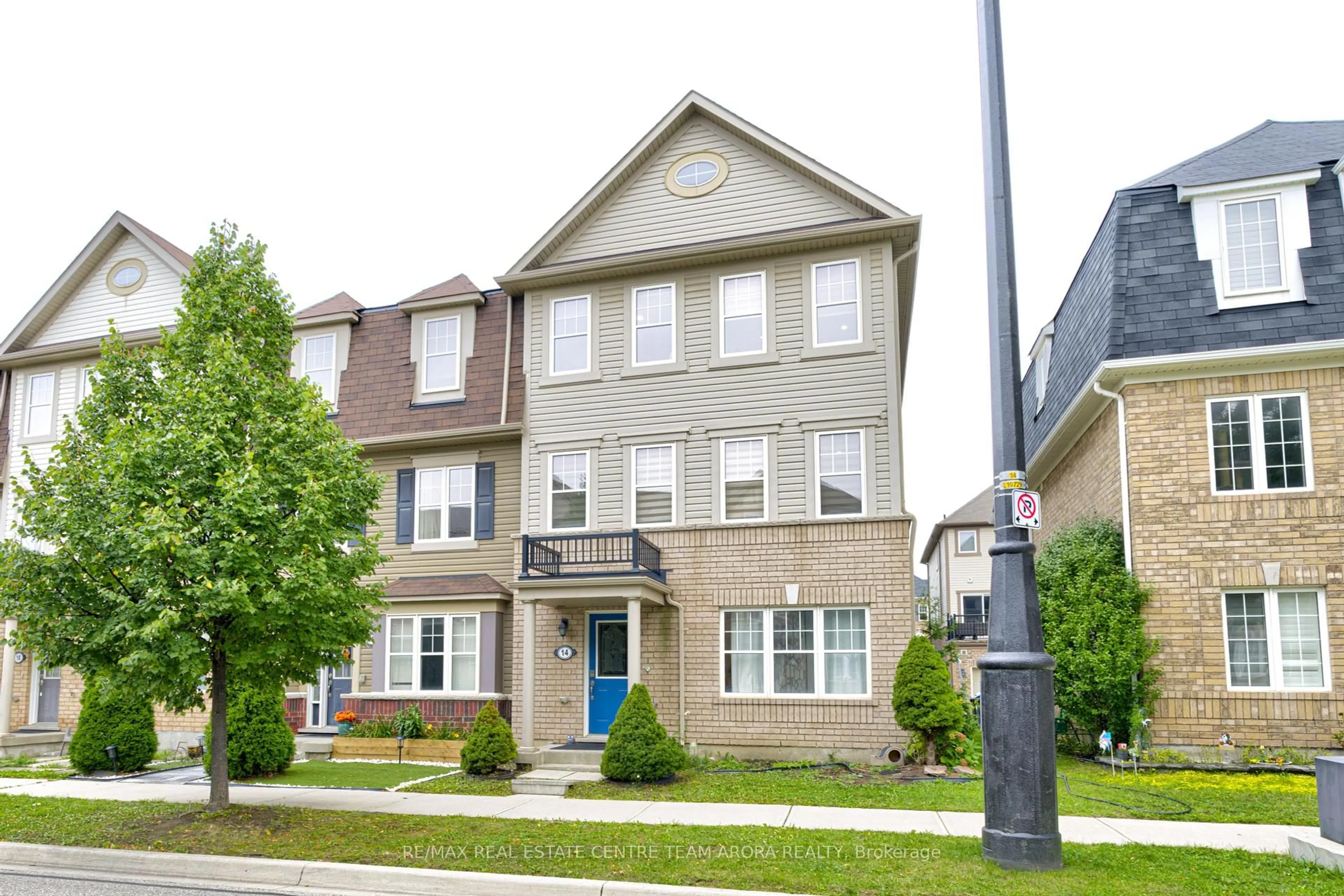 Home with vinyl exterior material, street for 14 Crossbill Rd, Brampton Ontario L7A 3Z5