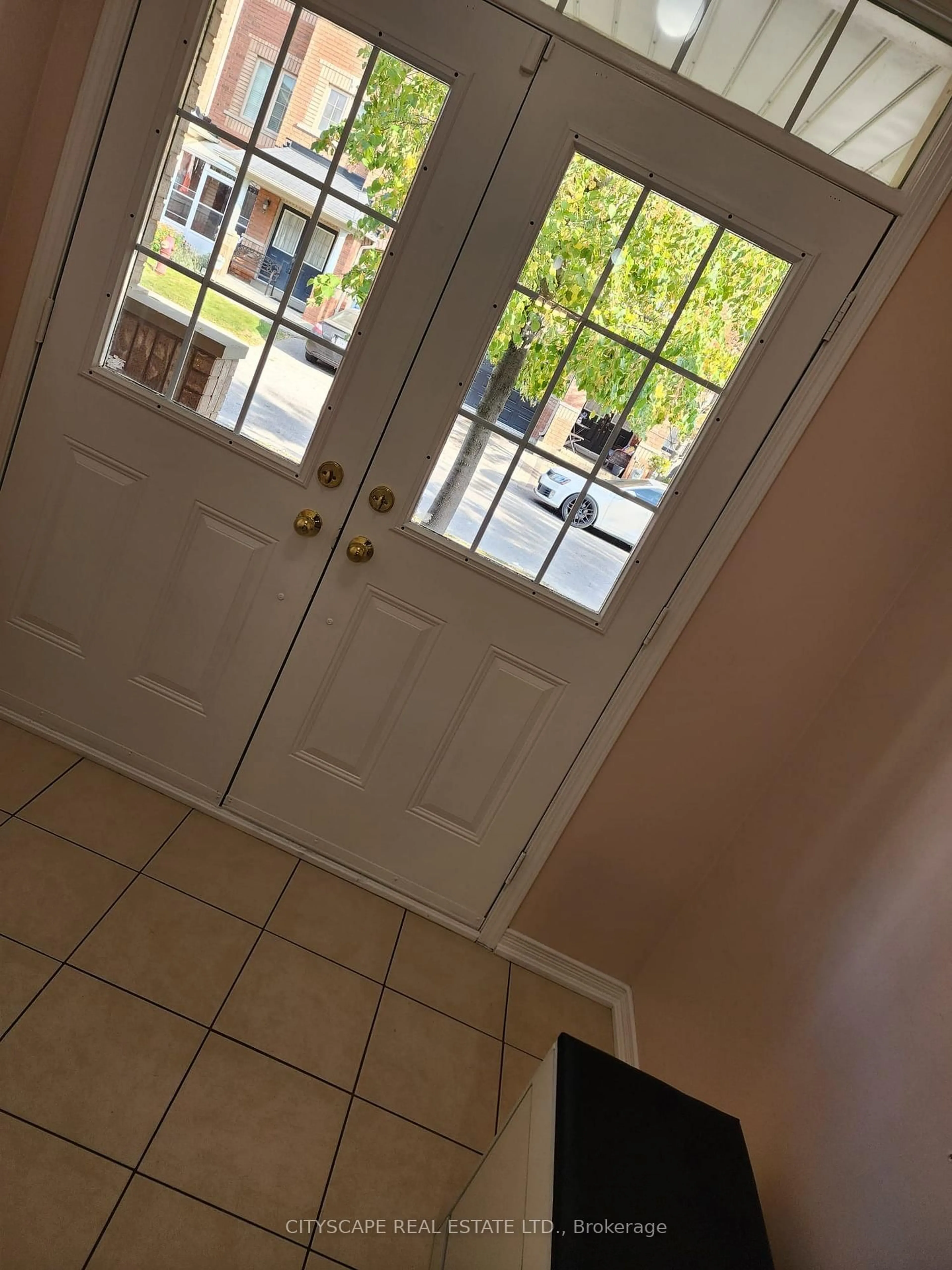 Indoor entryway for 94 Unionville Cres, Brampton Ontario L6P 2Z4