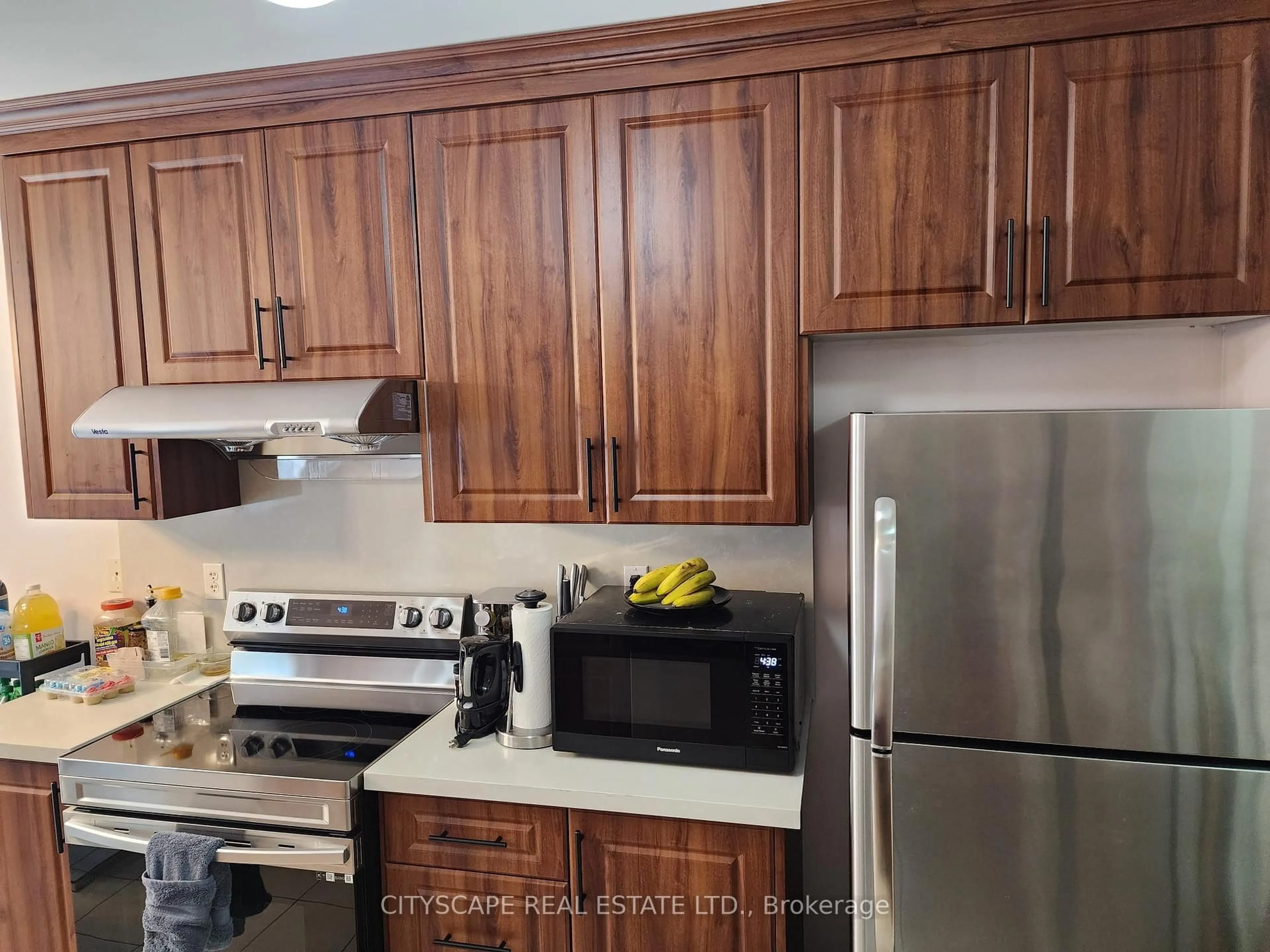 Standard kitchen, wood/laminate floor for 94 Unionville Cres, Brampton Ontario L6P 2Z4