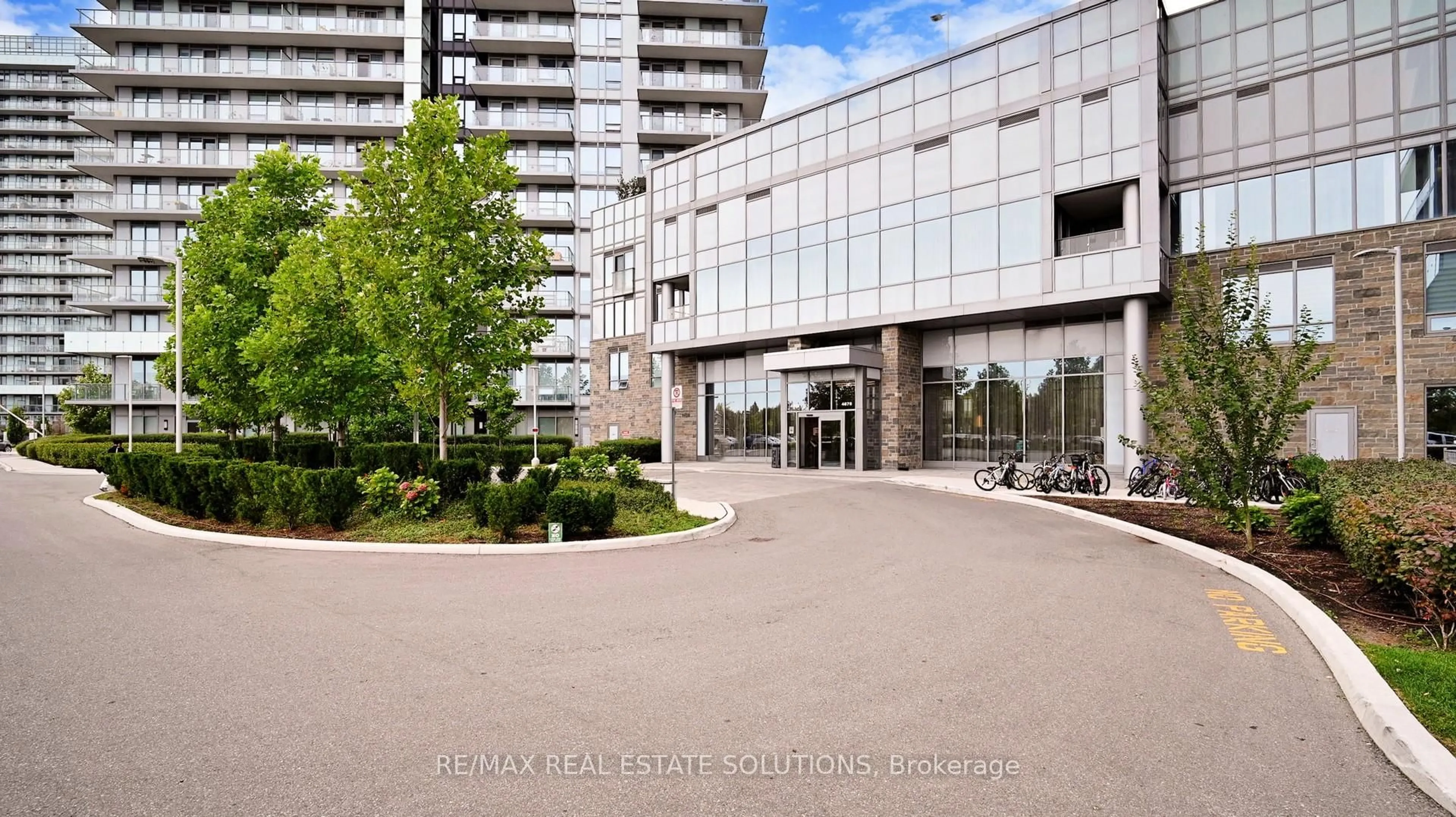 Indoor foyer for 4655 Metcalfe Ave #506, Mississauga Ontario L5M 0Z7