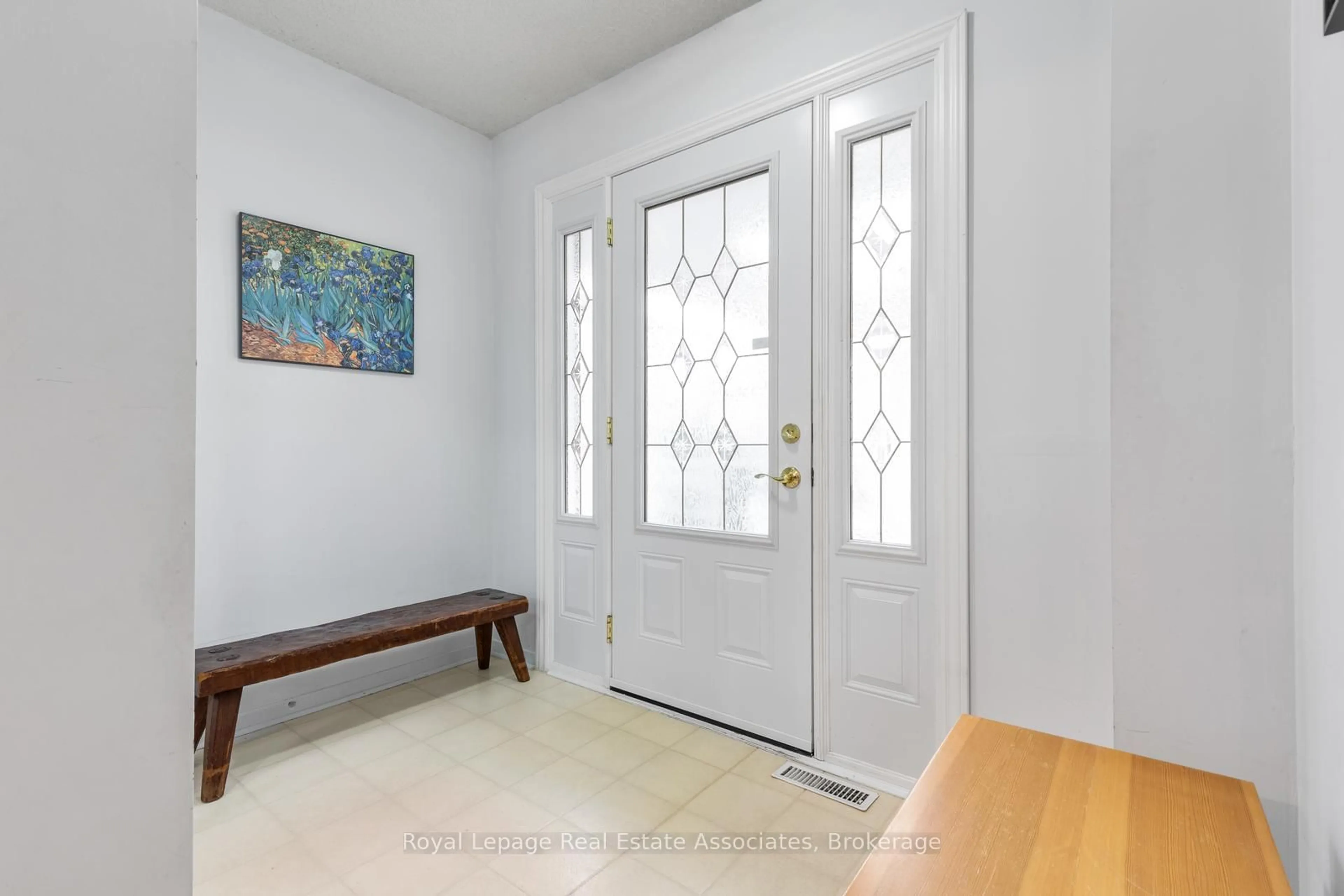 Indoor entryway for 4265 Thom Gdns, Mississauga Ontario L5L 2B4