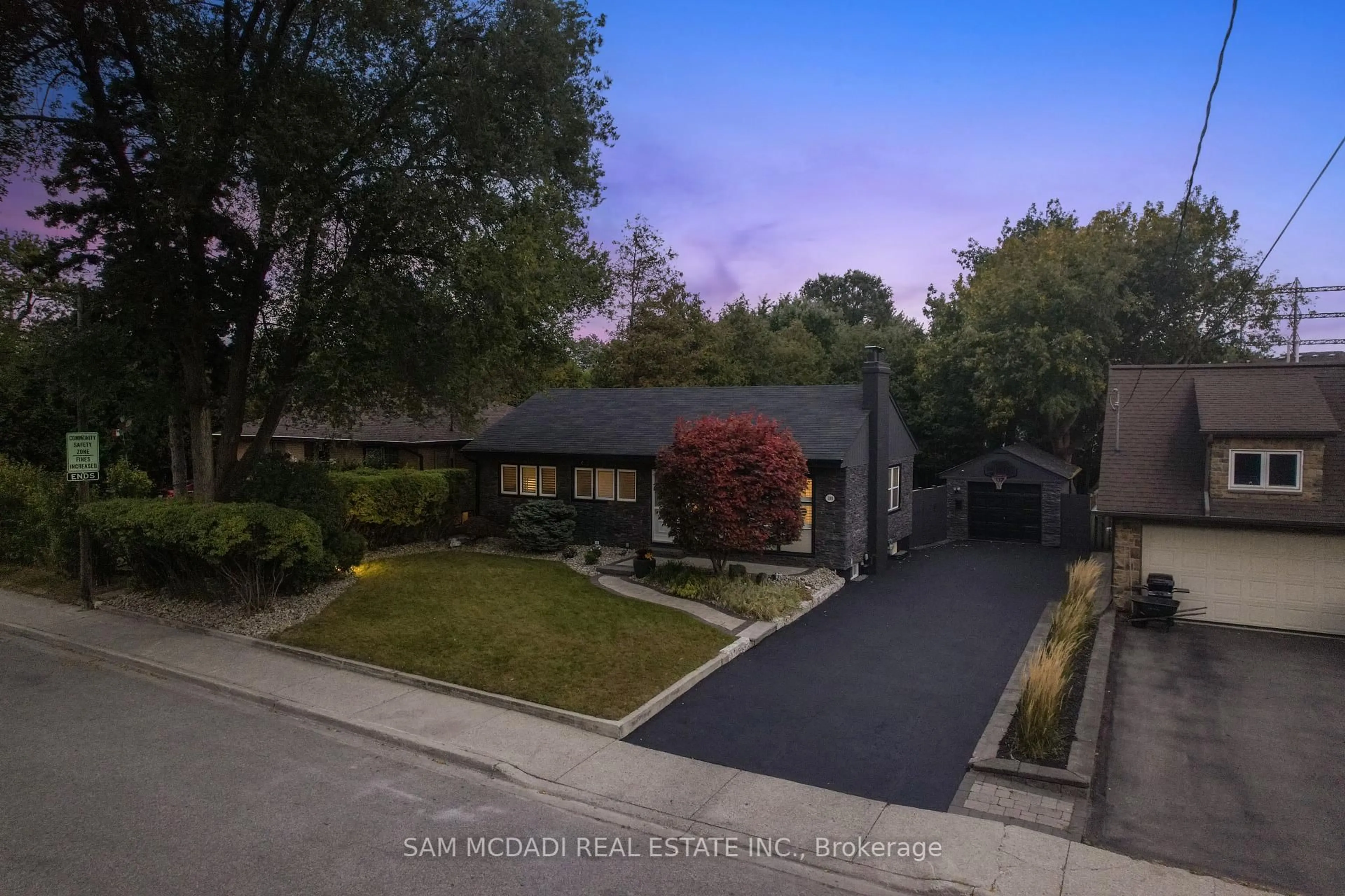 A pic from outside/outdoor area/front of a property/back of a property/a pic from drone, street for 1140 Halliday Ave, Mississauga Ontario L5E 1P9
