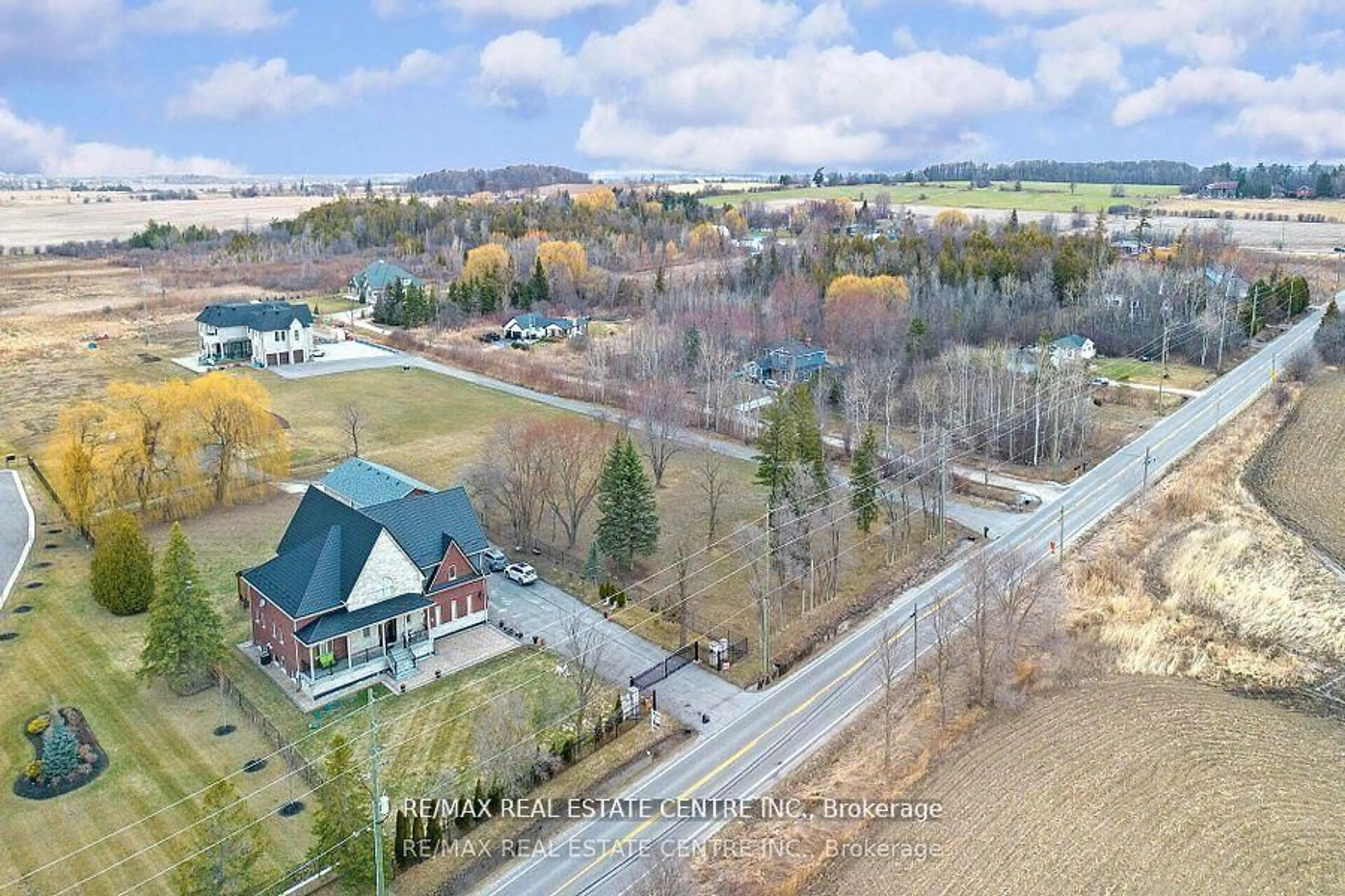 A pic from outside/outdoor area/front of a property/back of a property/a pic from drone, mountain view for 14645 5 Sdrd, Halton Hills Ontario L4G 4S5