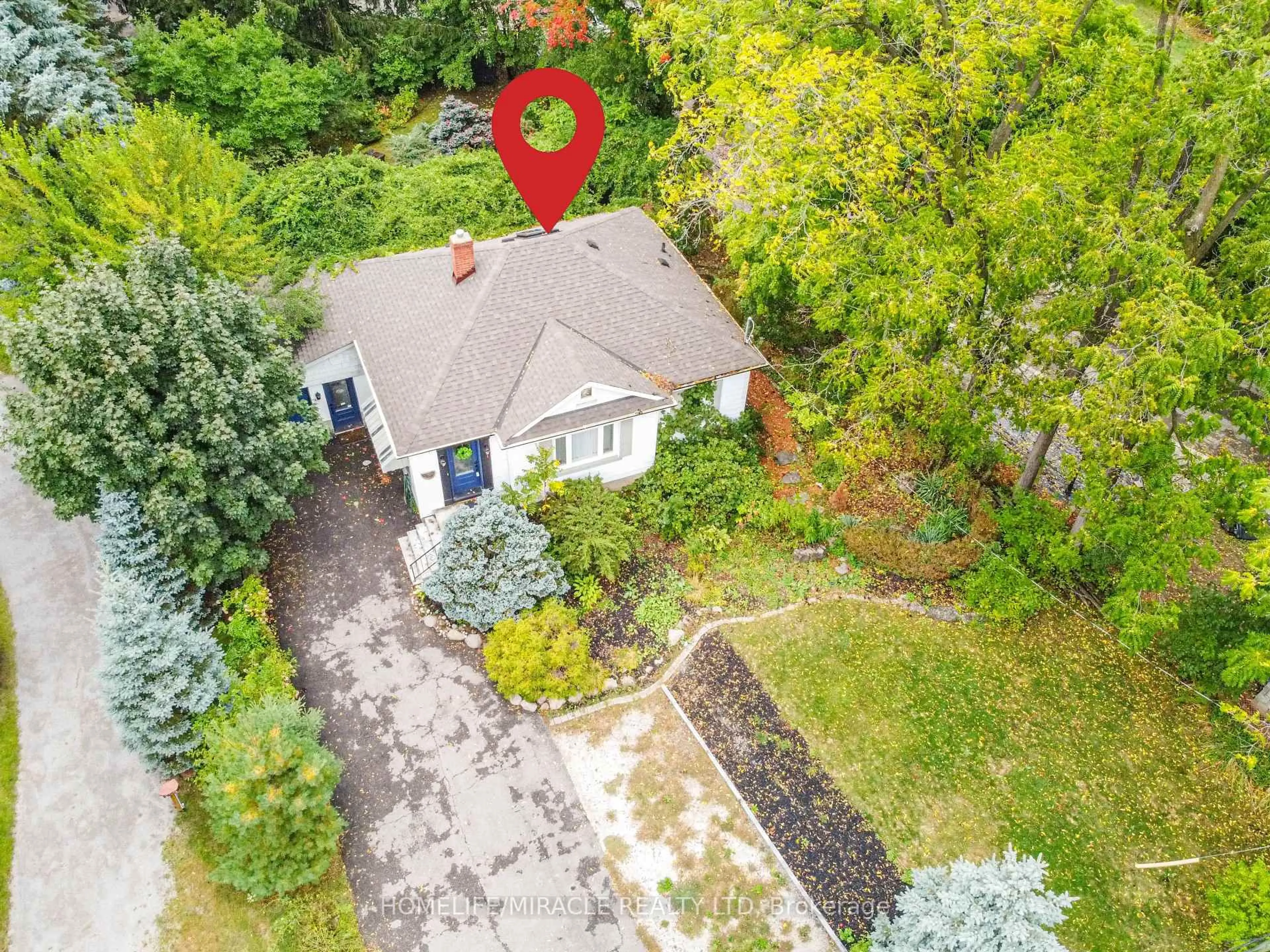 A pic from outside/outdoor area/front of a property/back of a property/a pic from drone, street for 7596 Creditview Rd, Brampton Ontario L6Y 0G5