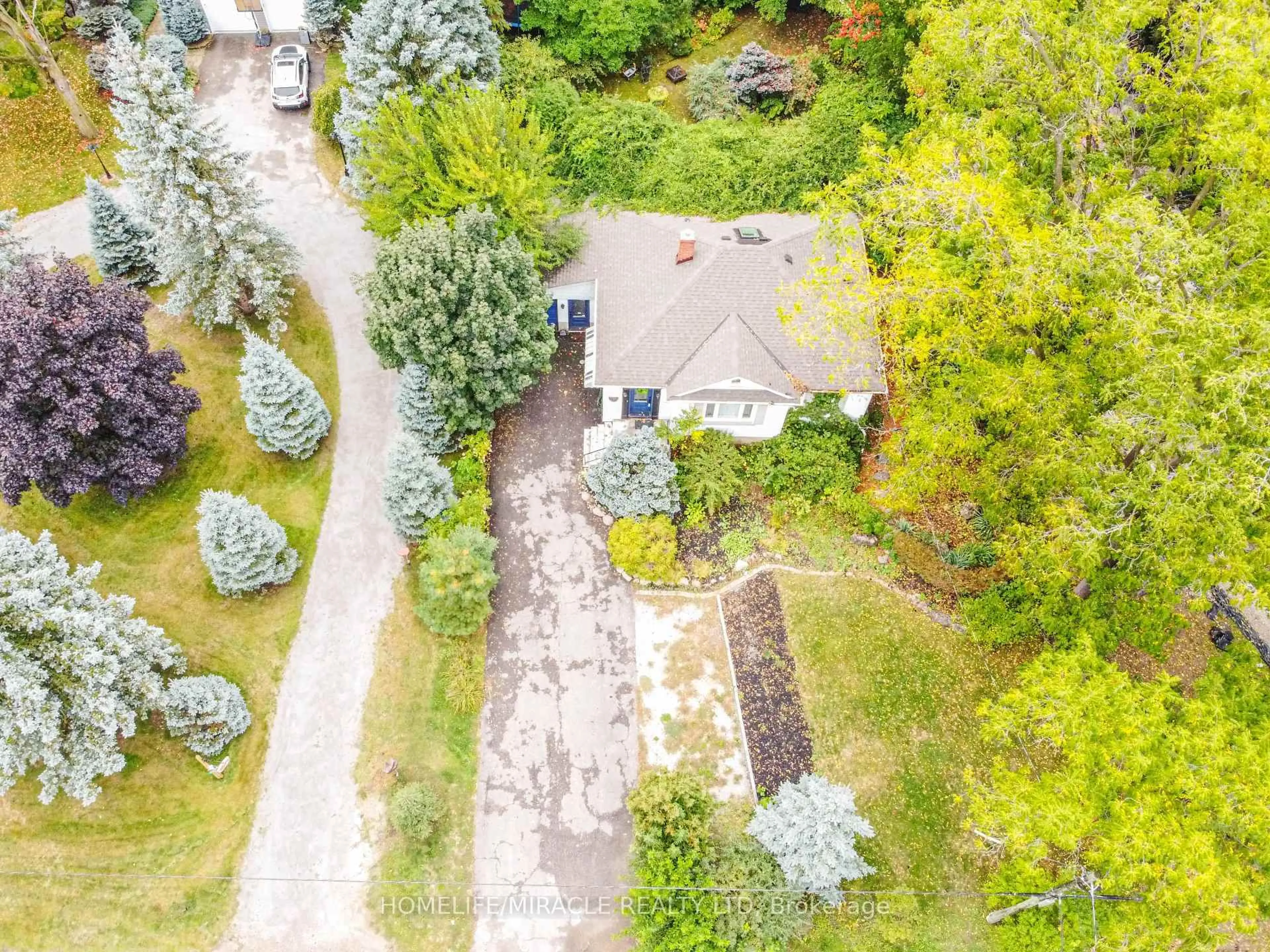 A pic from outside/outdoor area/front of a property/back of a property/a pic from drone, street for 7596 Creditview Rd, Brampton Ontario L6Y 0G5
