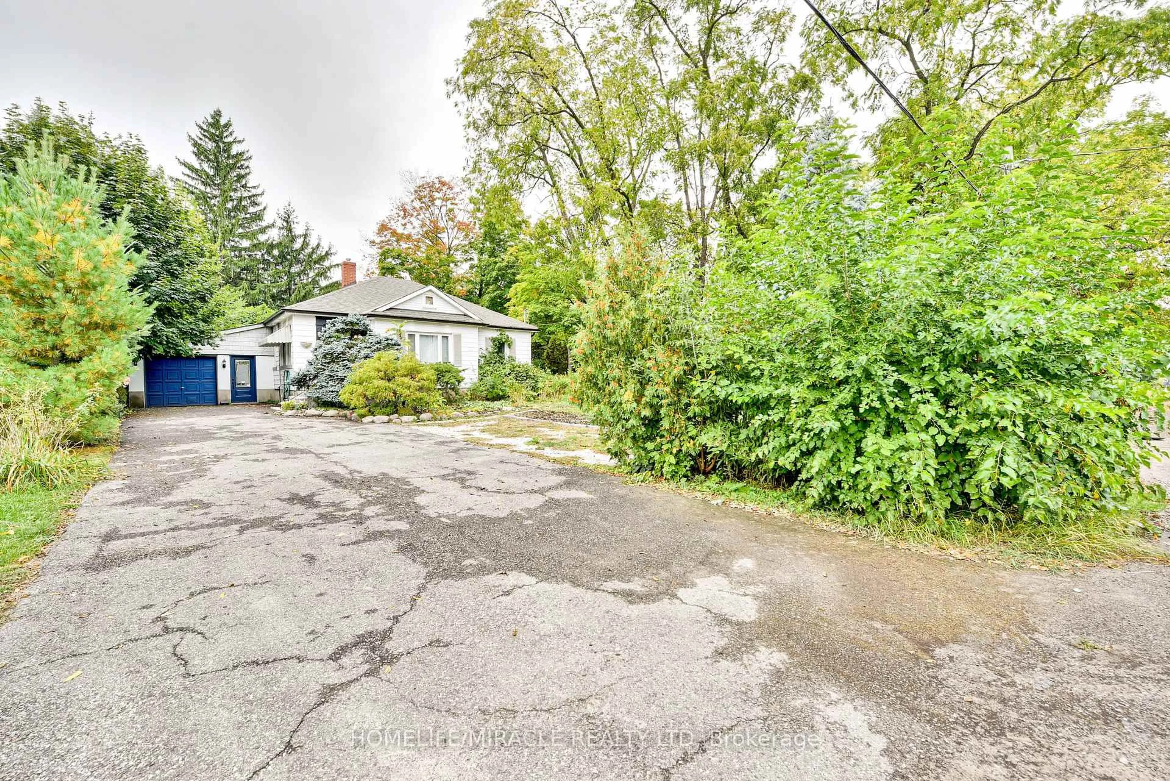 A pic from outside/outdoor area/front of a property/back of a property/a pic from drone, street for 7596 Creditview Rd, Brampton Ontario L6Y 0G5