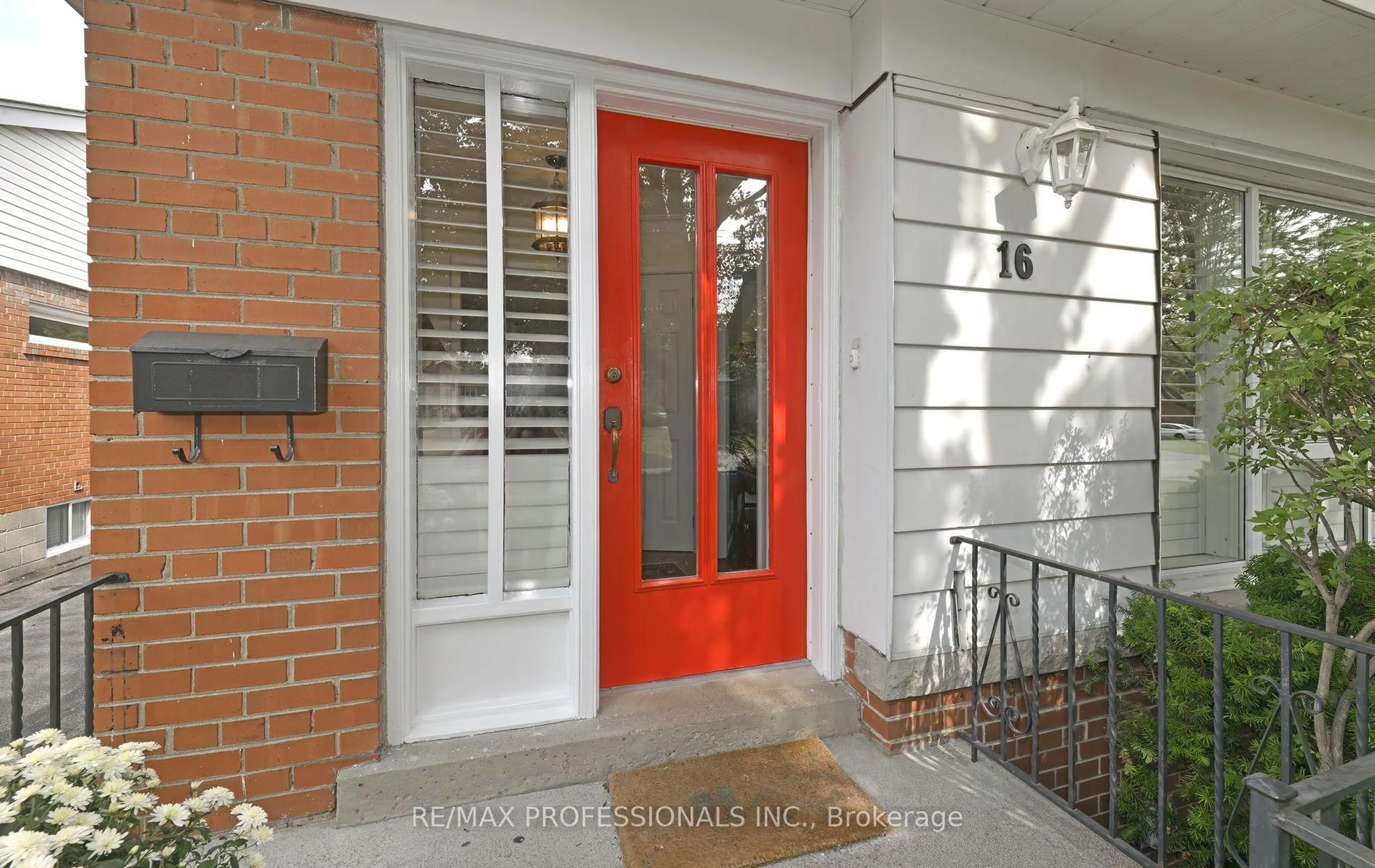Indoor entryway for 16 Nashland Ave, Toronto Ontario M9B 2V4