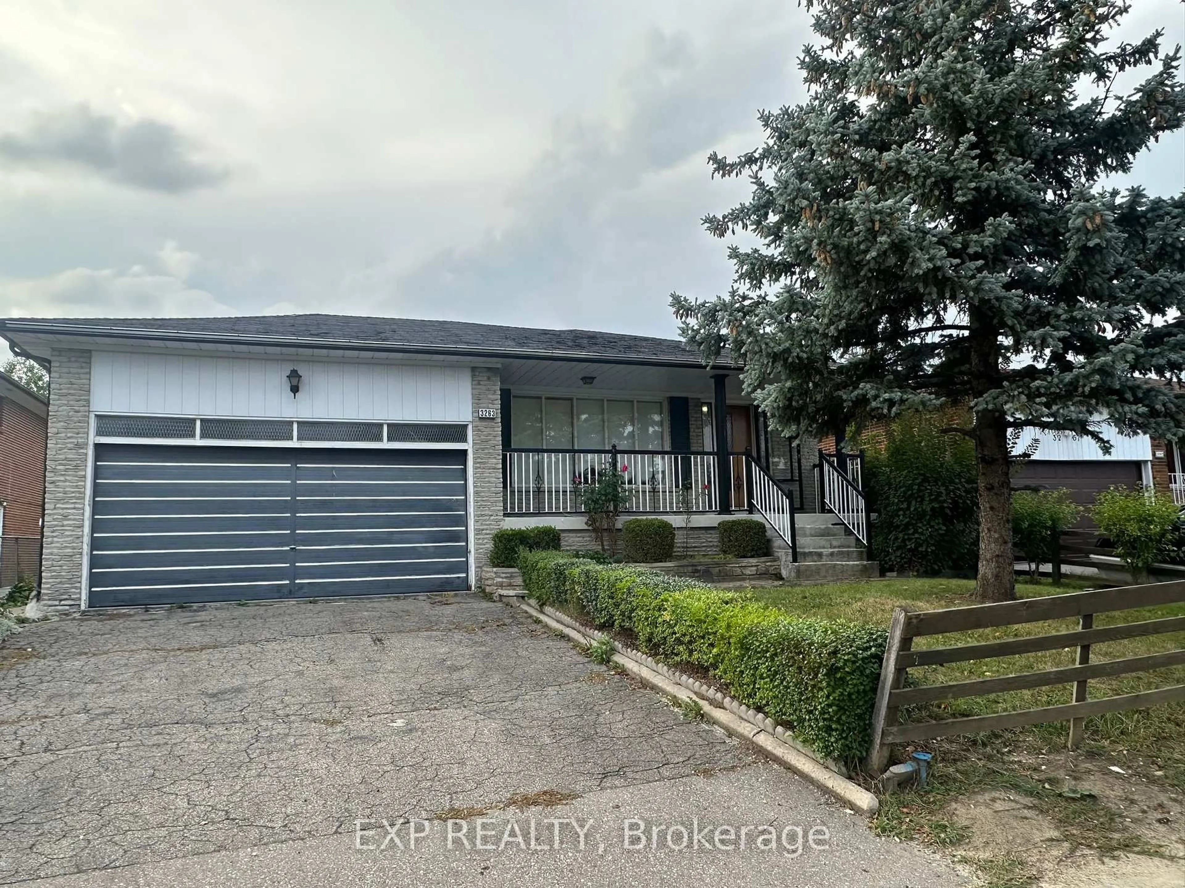A pic from outside/outdoor area/front of a property/back of a property/a pic from drone, street for 3263 Morning Star Dr, Mississauga Ontario L4T 1X6