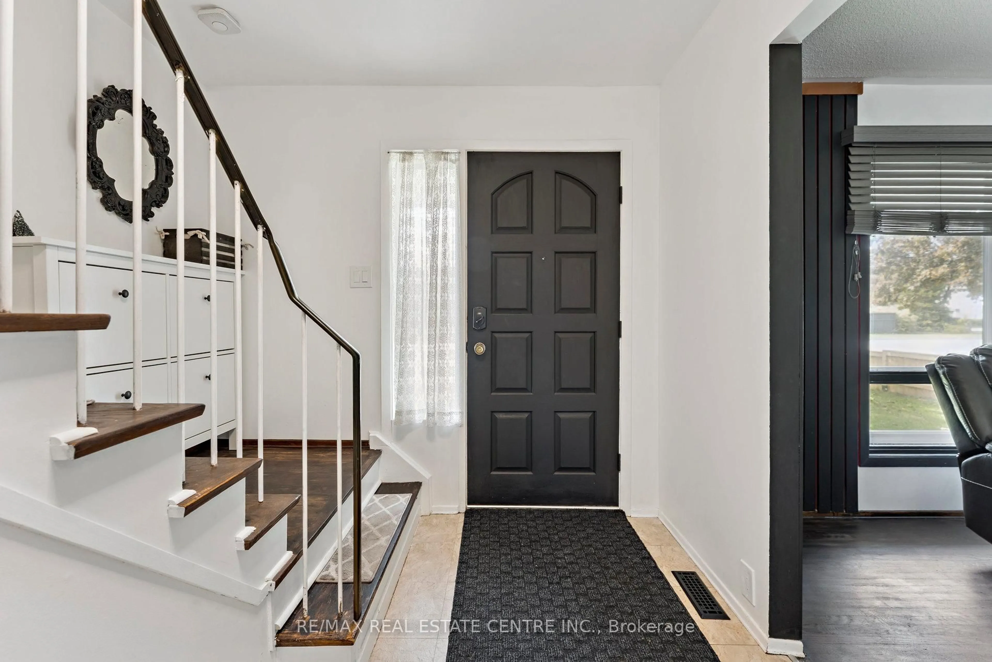 Indoor entryway for 102 Rutherford Rd, Brampton Ontario L6V 2J2