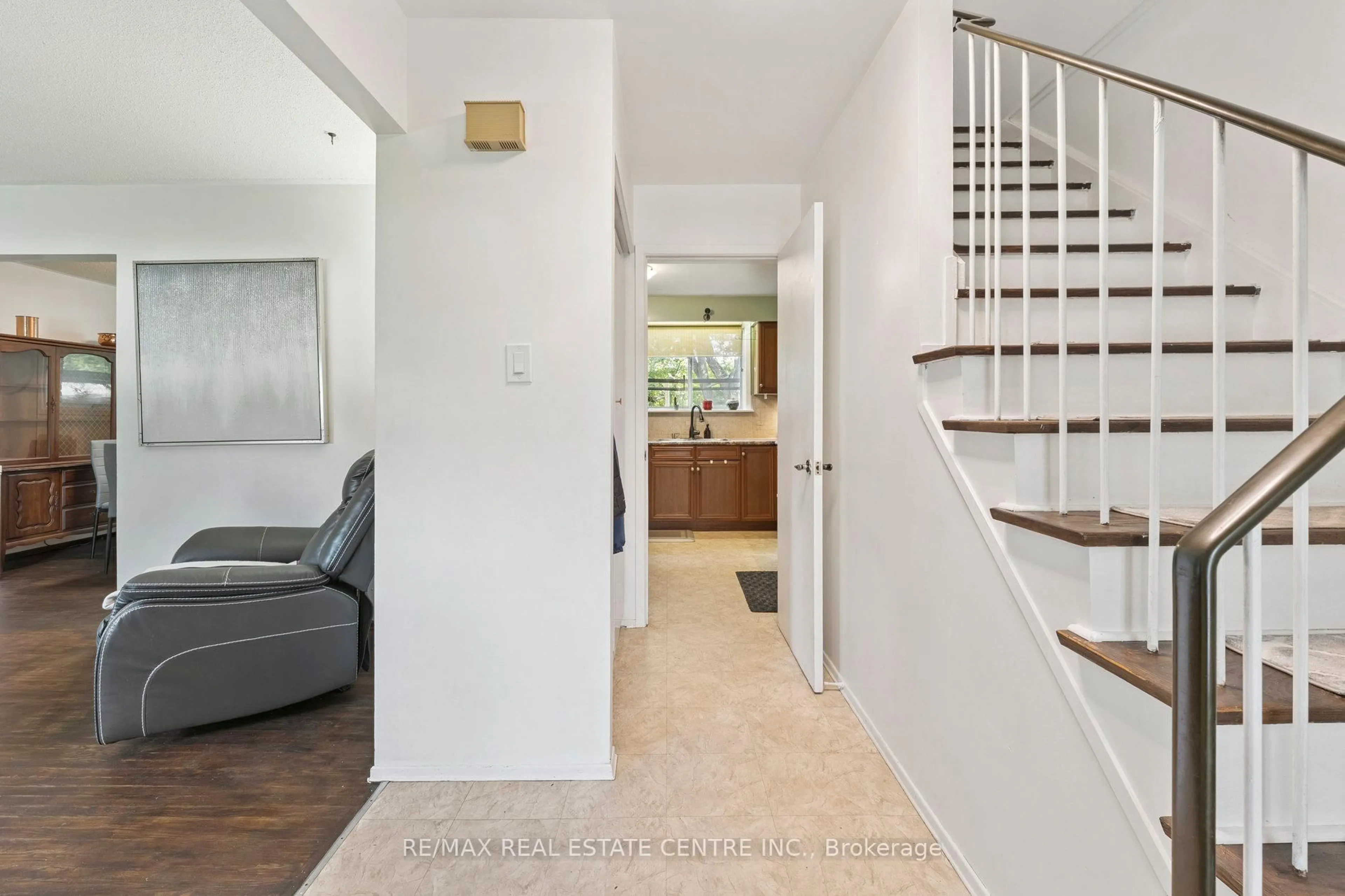 Indoor entryway for 102 Rutherford Rd, Brampton Ontario L6V 2J2