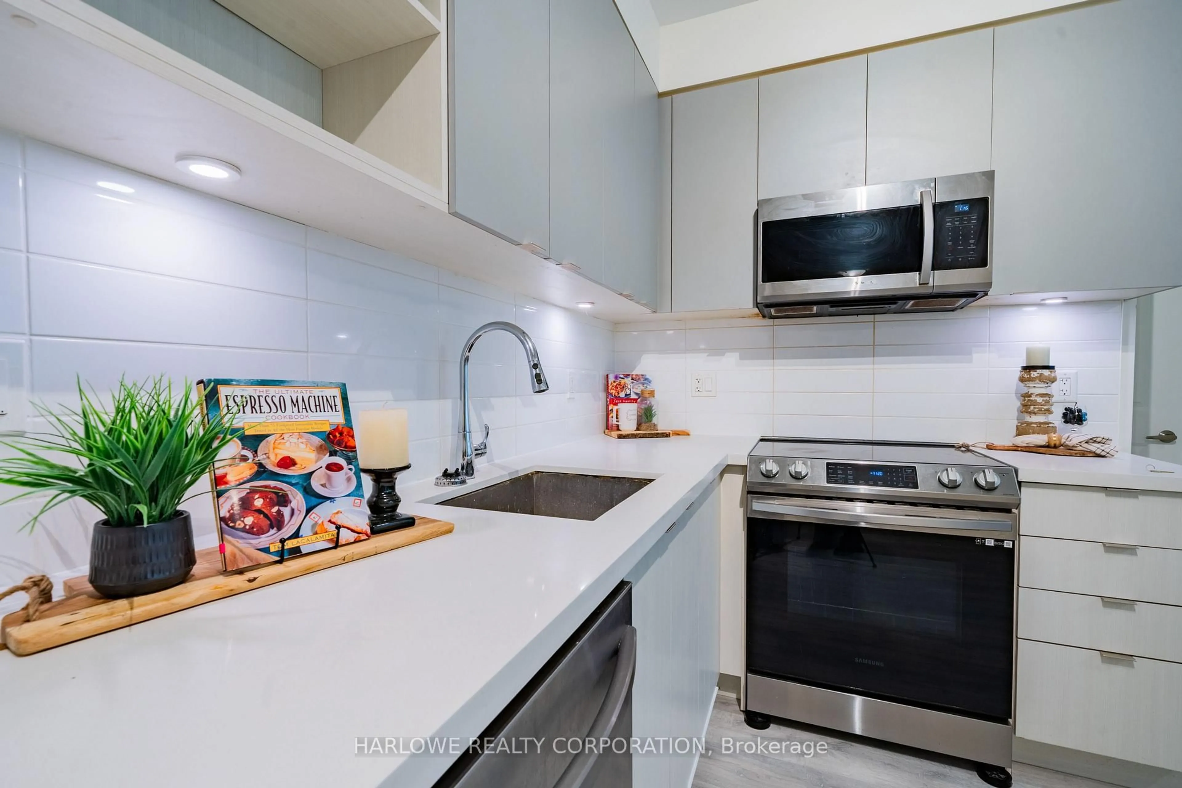 Standard kitchen, ceramic/tile floor for 4655 Metcalfe Ave #109, Mississauga Ontario L5M 0Z7