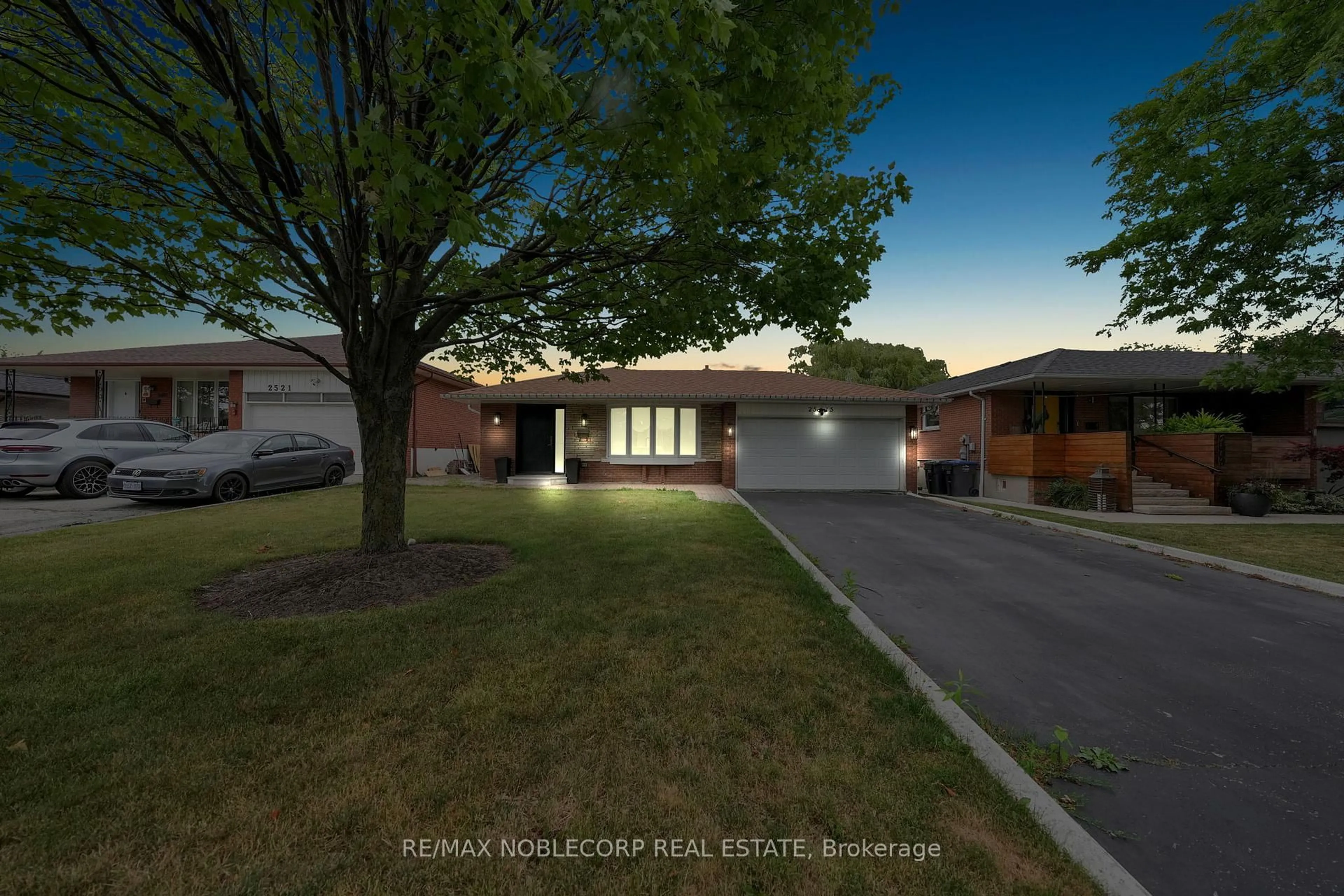 Unknown for 2515 Hensall St, Mississauga Ontario L5A 2T1