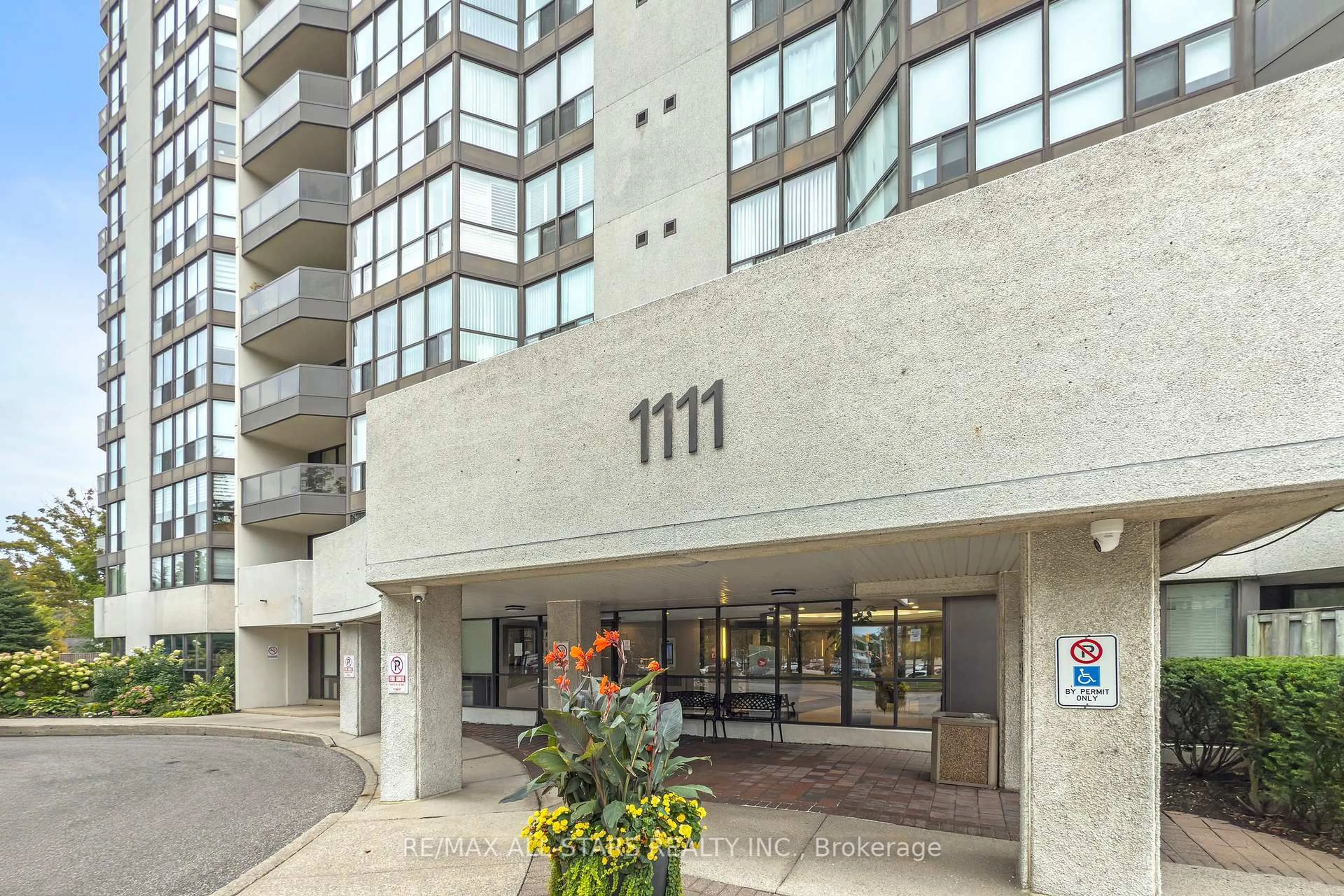 Indoor foyer for 1111 Bough Beeches Blvd #1101, Mississauga Ontario L4W 4N1