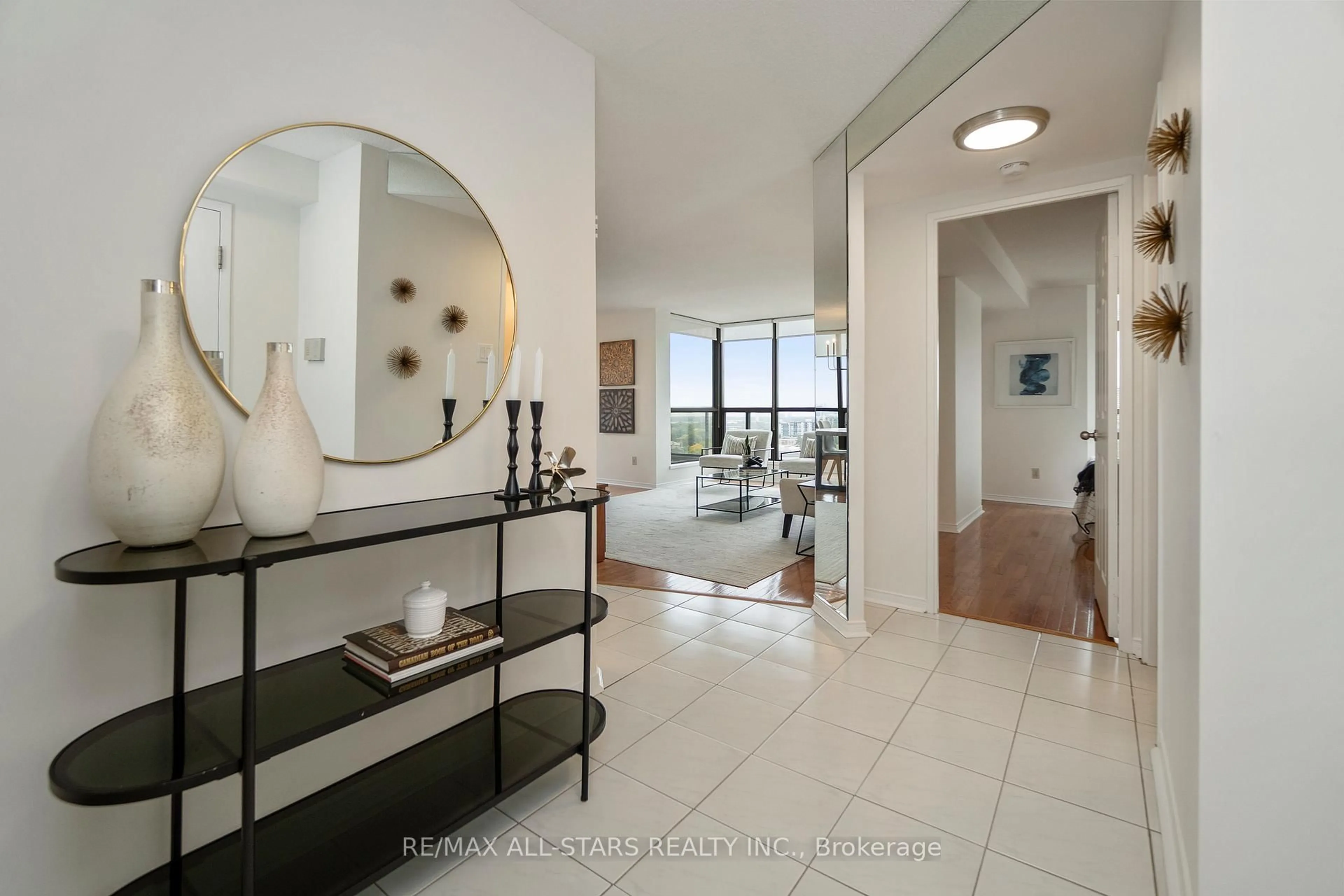 Indoor entryway for 1111 Bough Beeches Blvd #1101, Mississauga Ontario L4W 4N1