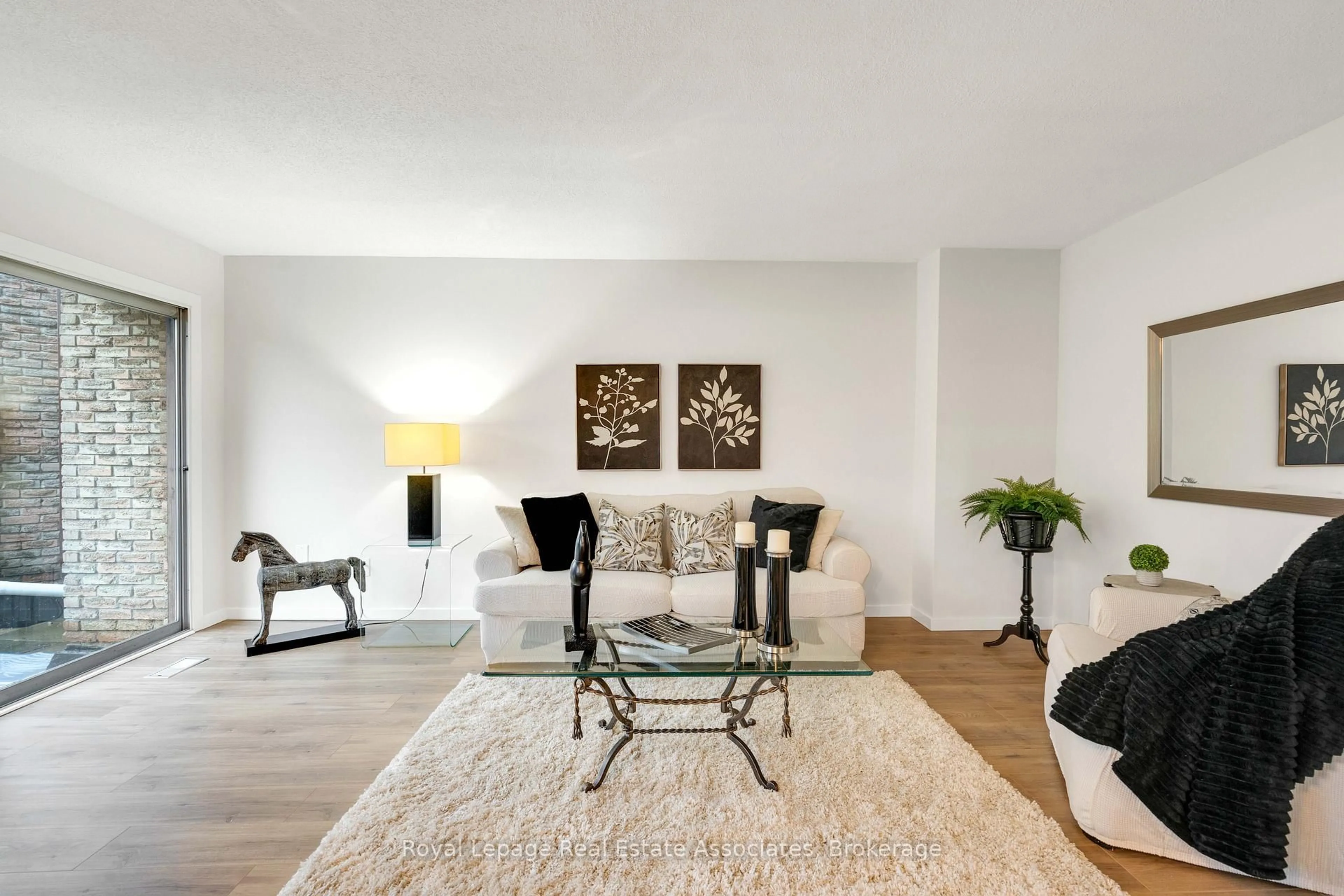 Living room with furniture, unknown for 2605 Woodchester Dr #57, Mississauga Ontario L5K 2E3