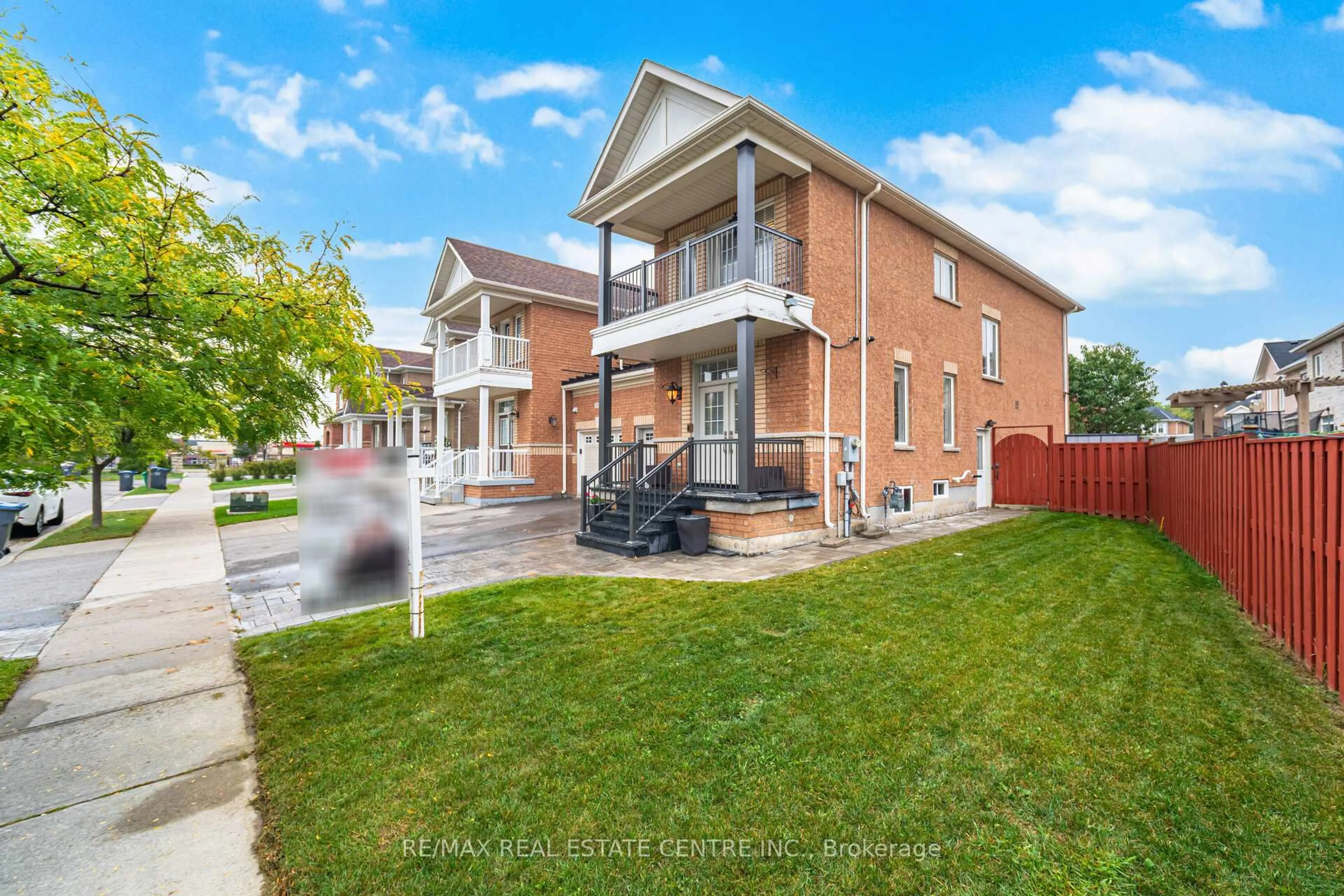 Home with brick exterior material, street for 118 Connolly Cres, Brampton Ontario L6R 0E3