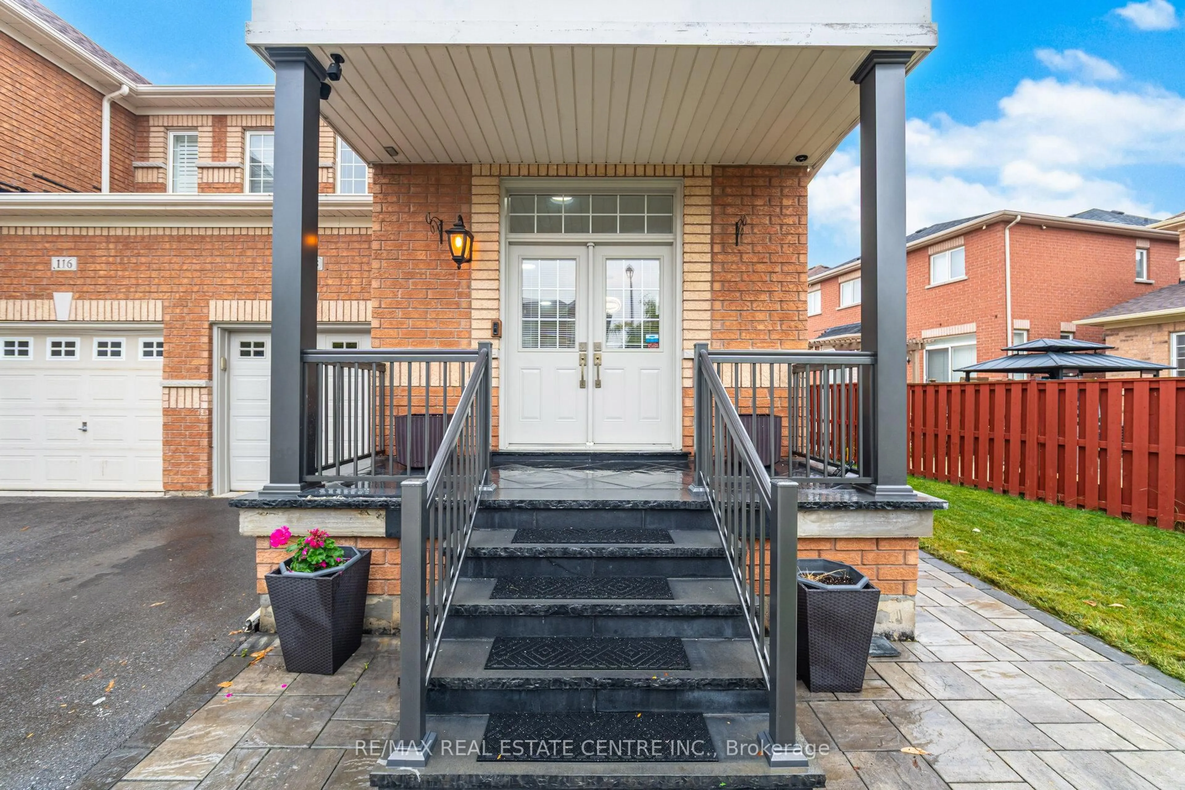 Unknown for 118 Connolly Cres, Brampton Ontario L6R 0E3