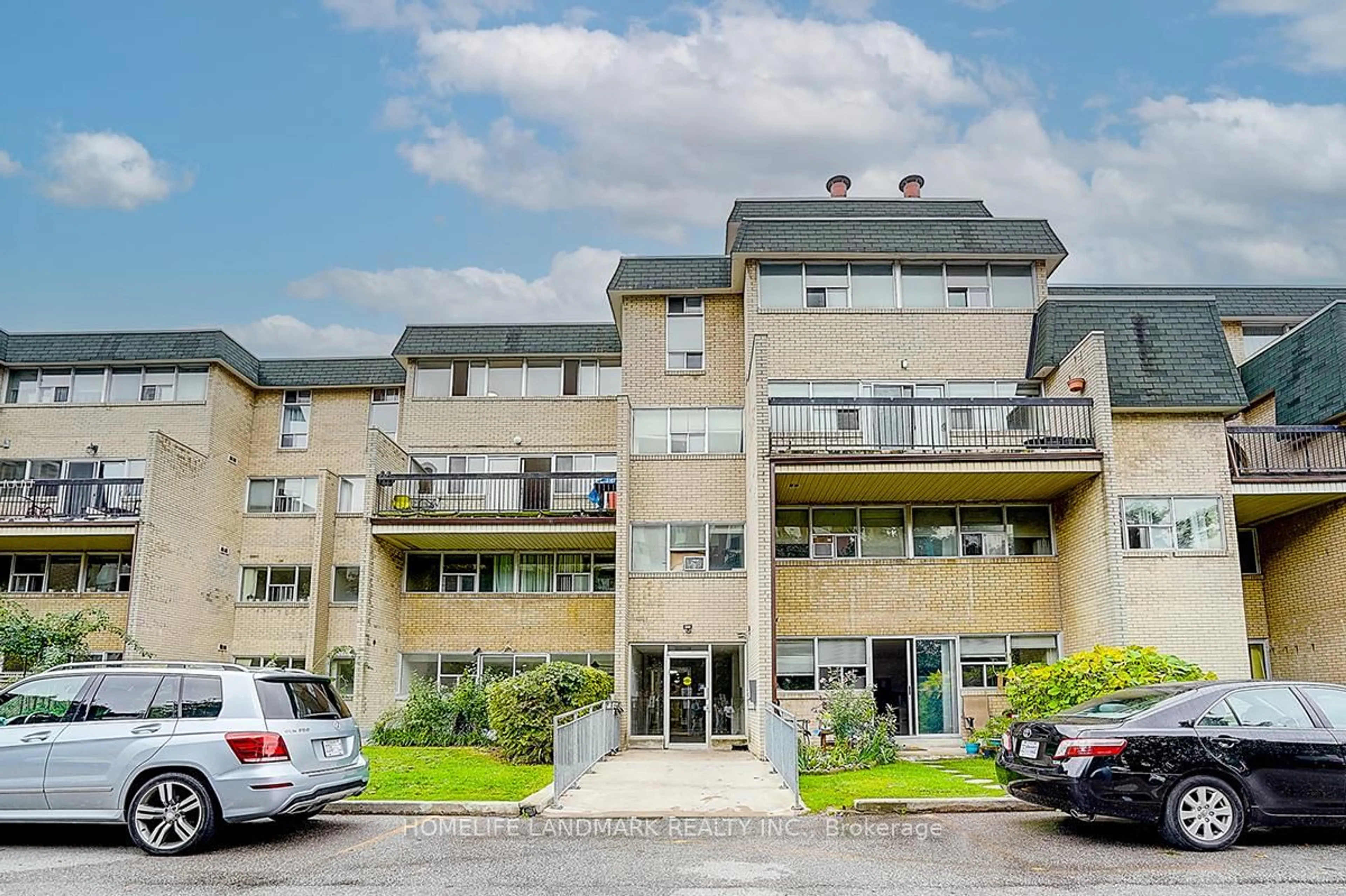 Indoor foyer for 1624 Bloor St #65, Mississauga Ontario L4X 2S2
