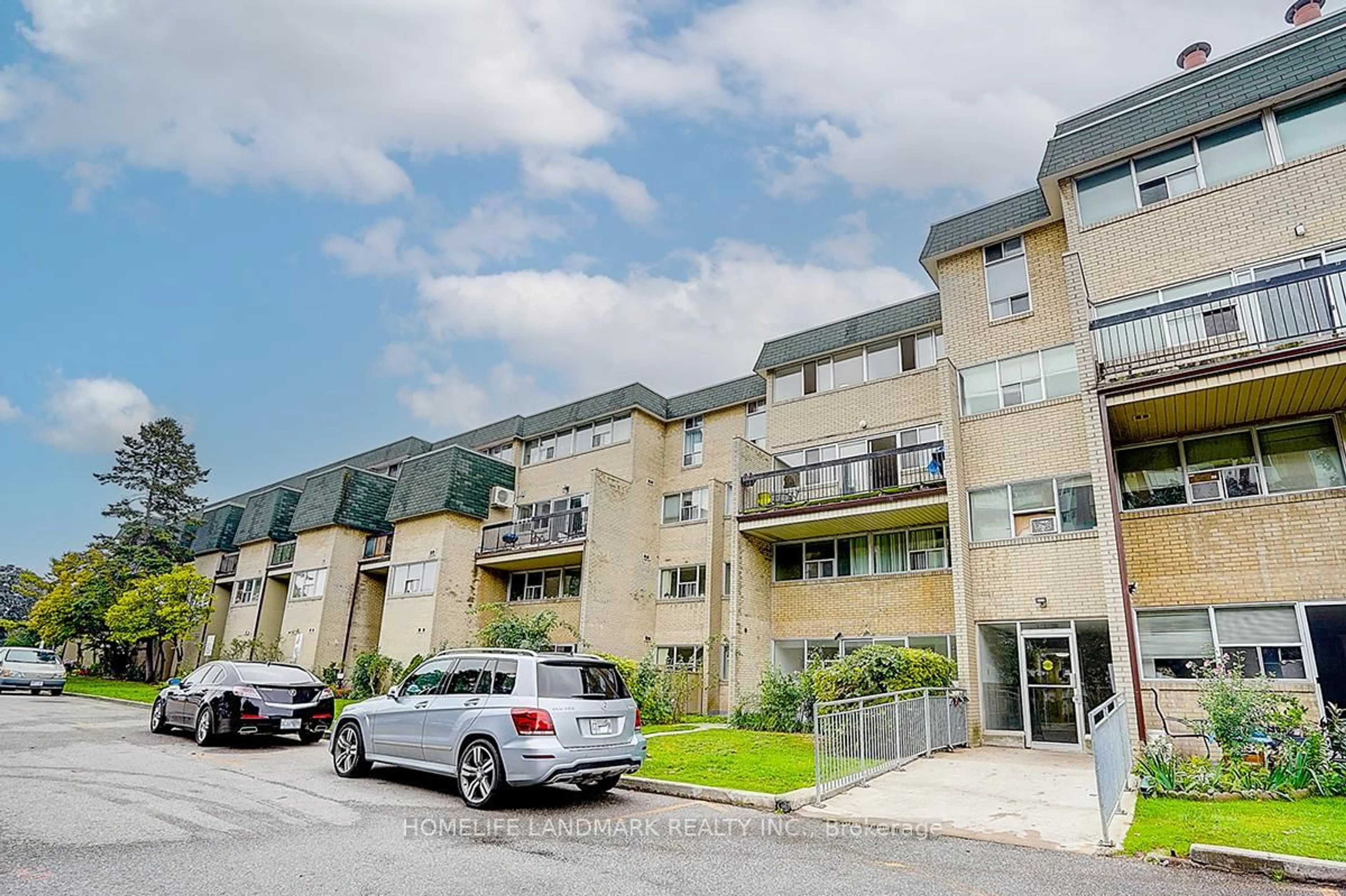 A pic from outside/outdoor area/front of a property/back of a property/a pic from drone, unknown for 1624 Bloor St #65, Mississauga Ontario L4X 2S2