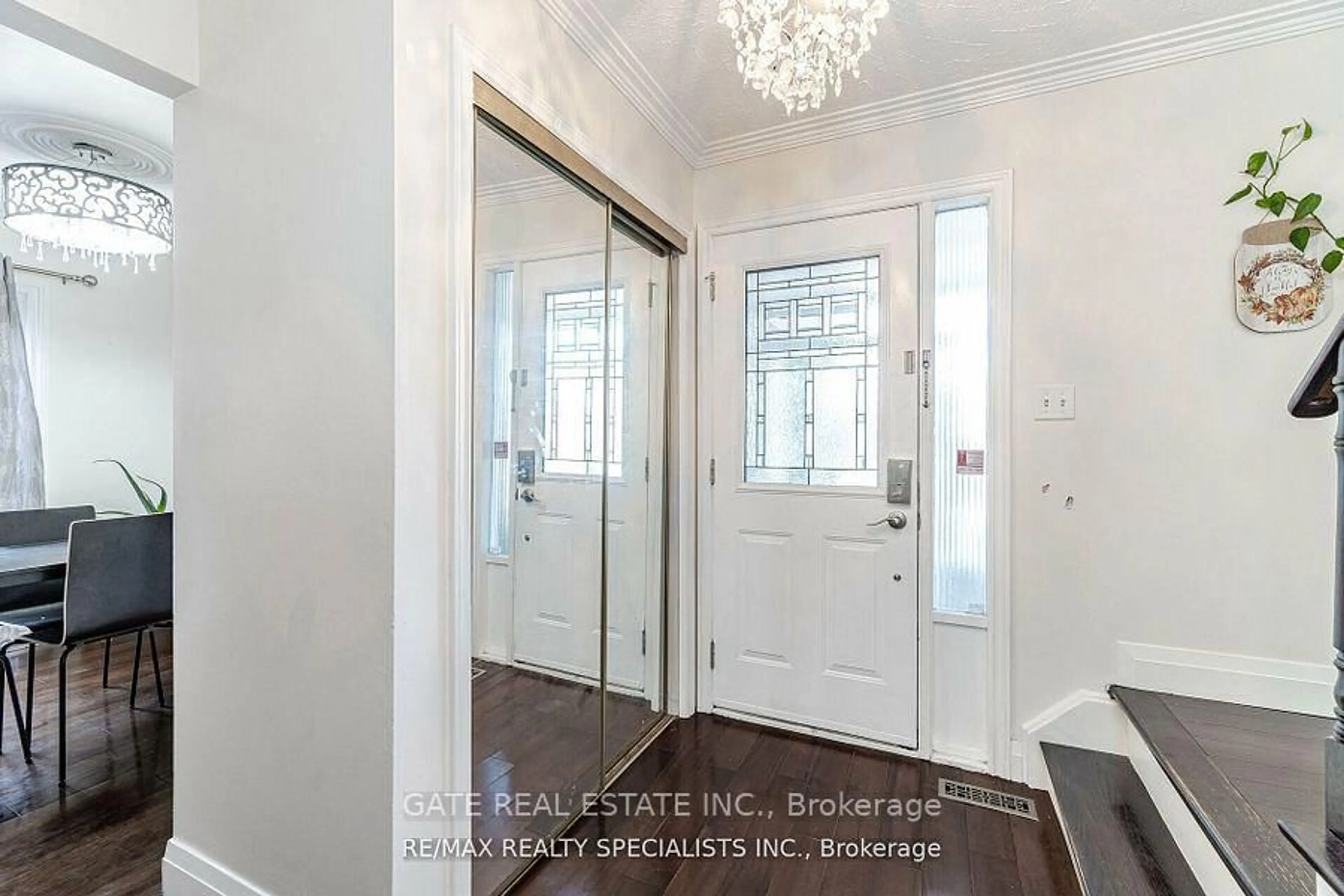 Indoor entryway for 32 Panda Lane, Brampton Ontario L6S 5B7