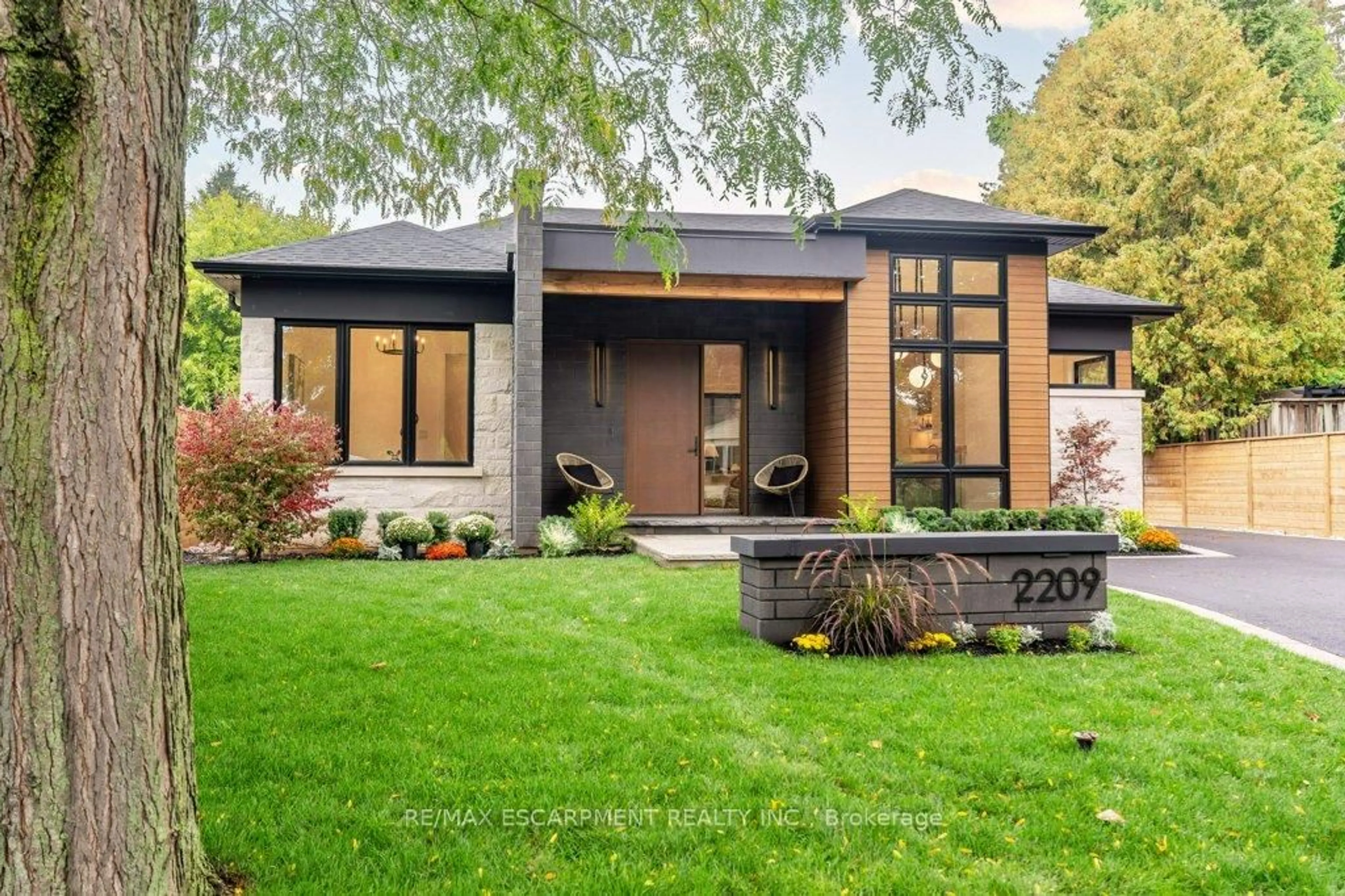 Home with brick exterior material, street for 2209 Courtland Dr, Burlington Ontario L7R 1S2