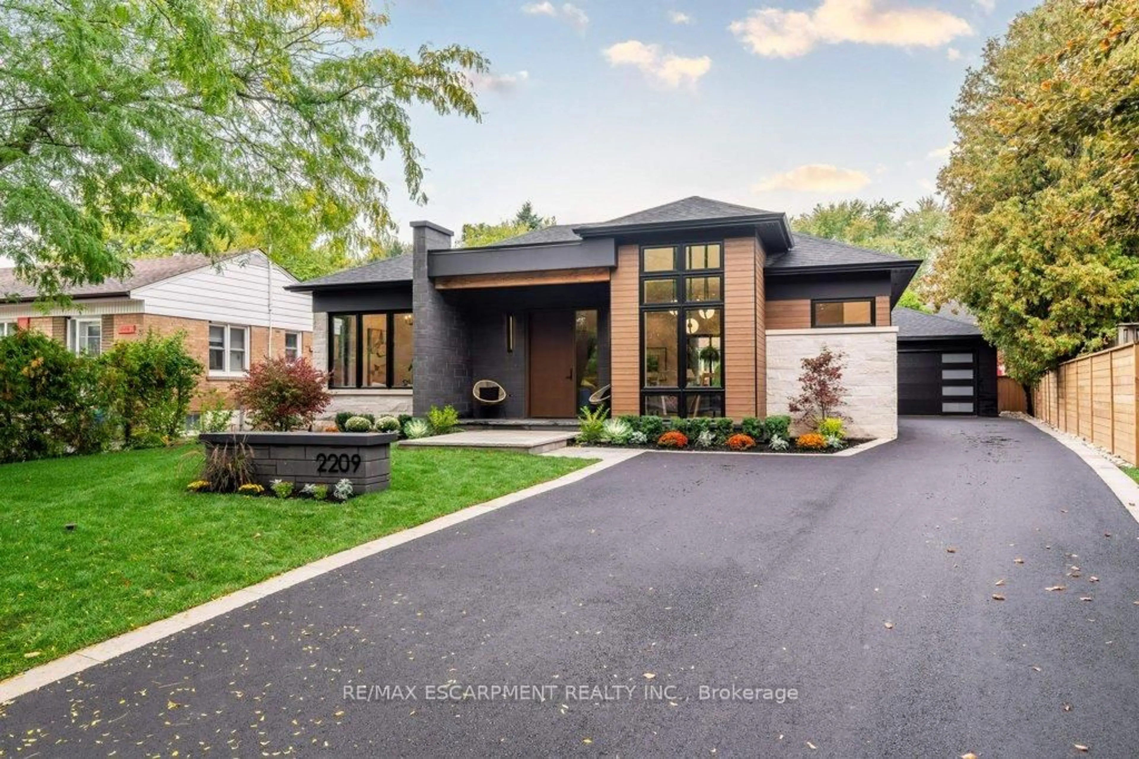 Home with brick exterior material, street for 2209 Courtland Dr, Burlington Ontario L7R 1S2