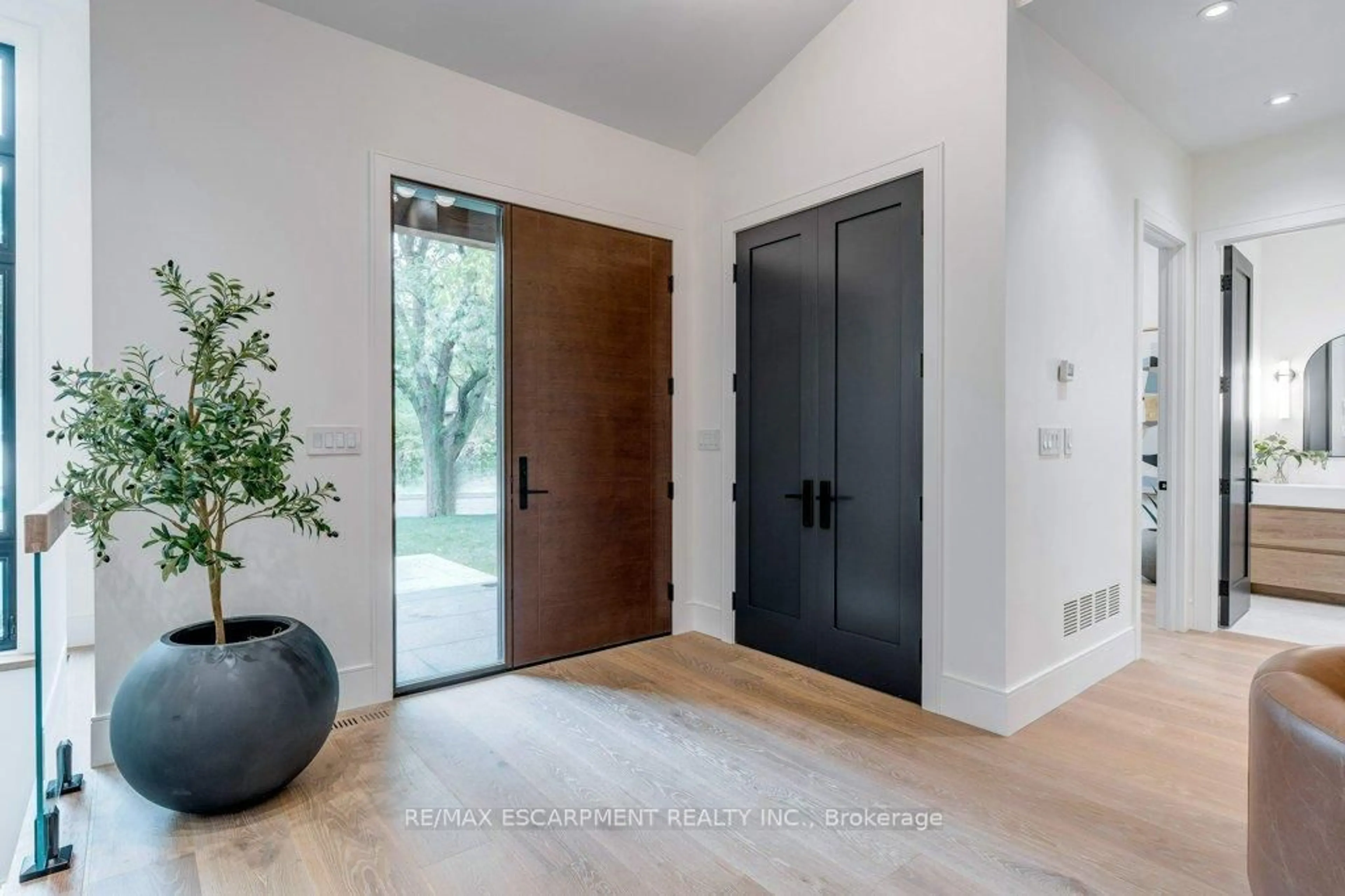Indoor entryway for 2209 Courtland Dr, Burlington Ontario L7R 1S2