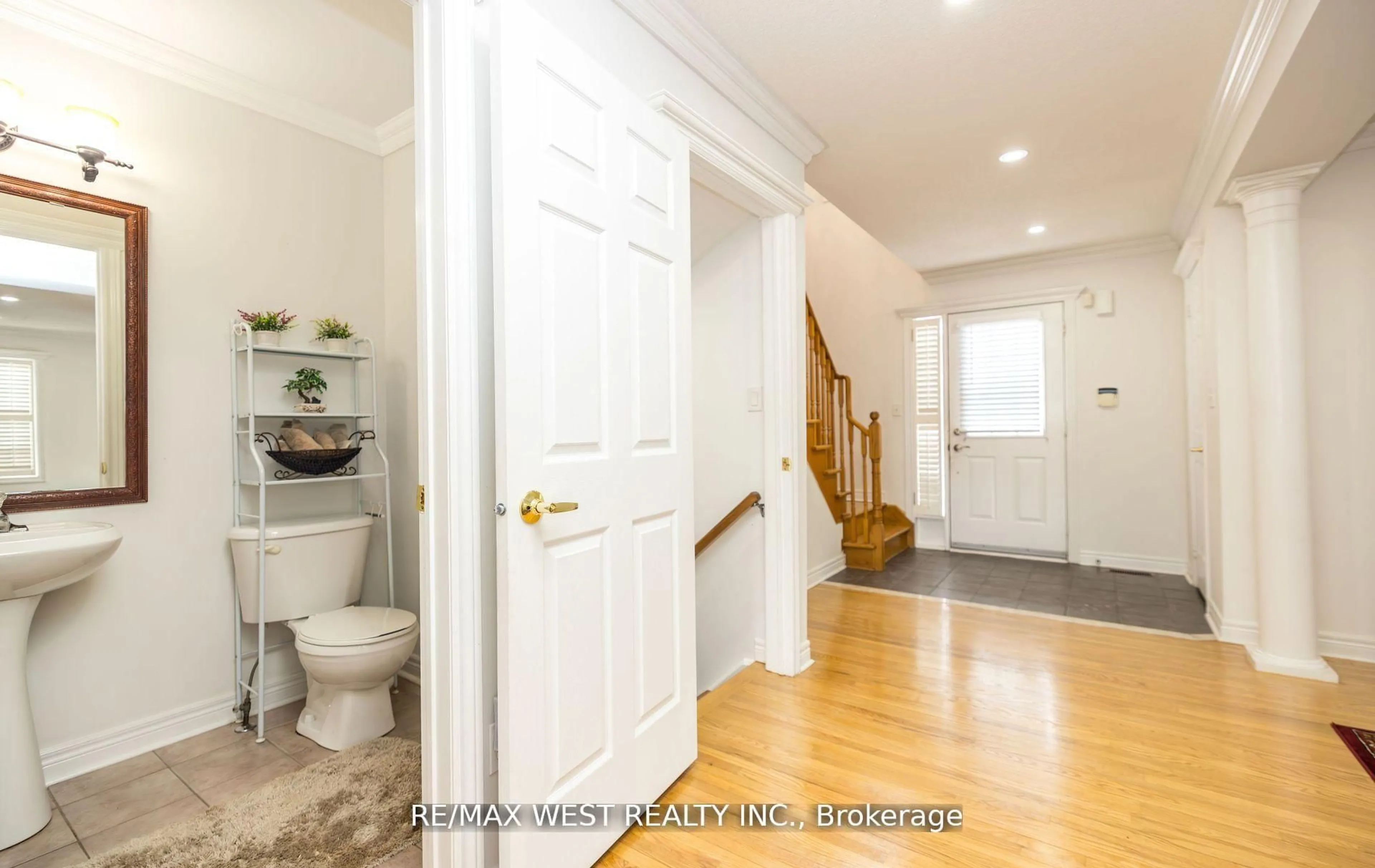 Indoor entryway for 56 Meadow Oak Pl, Toronto Ontario M9N 3Z6