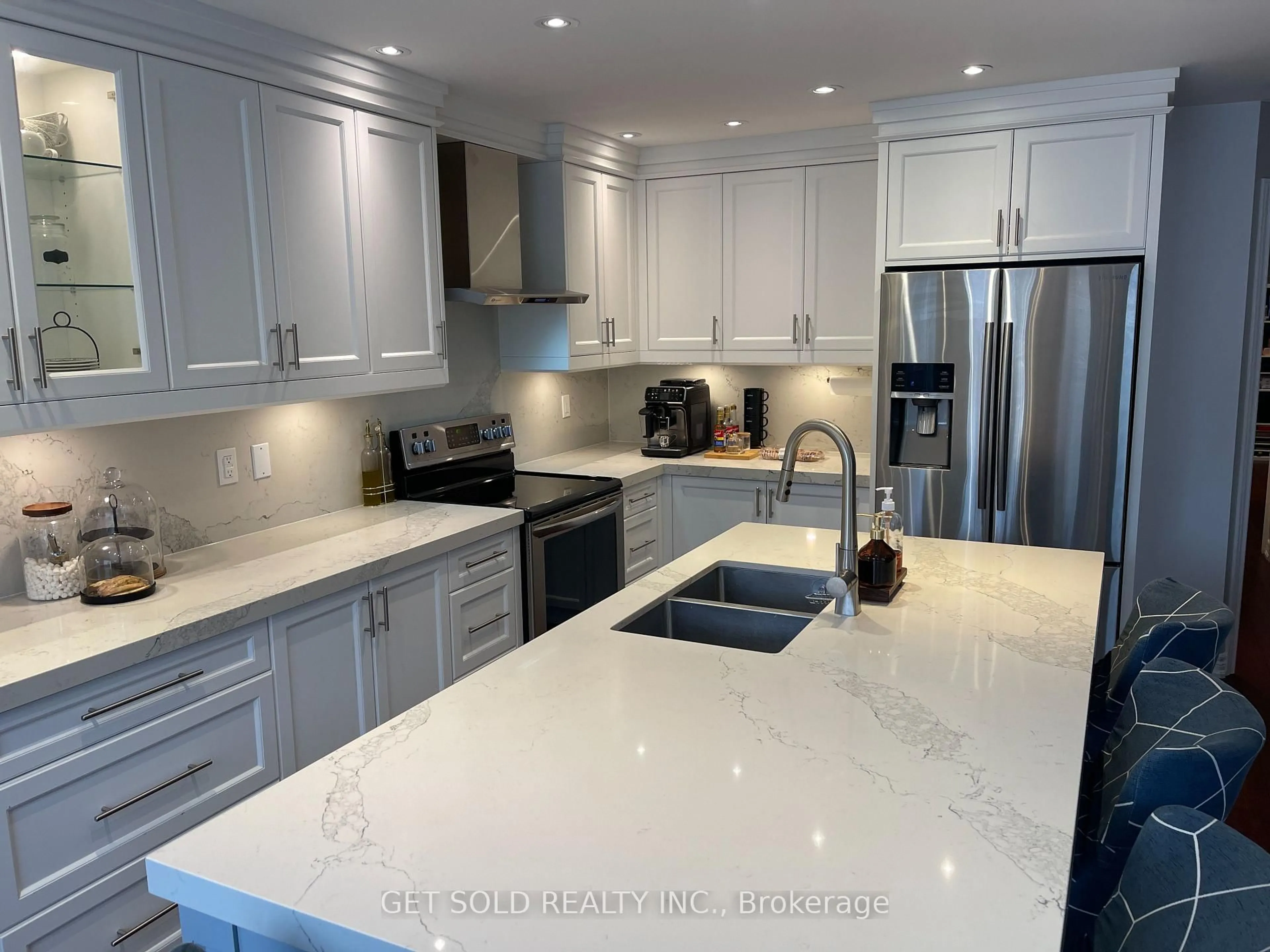Contemporary kitchen, ceramic/tile floor for 47 Trailview Lane, Caledon Ontario L7E 2W1