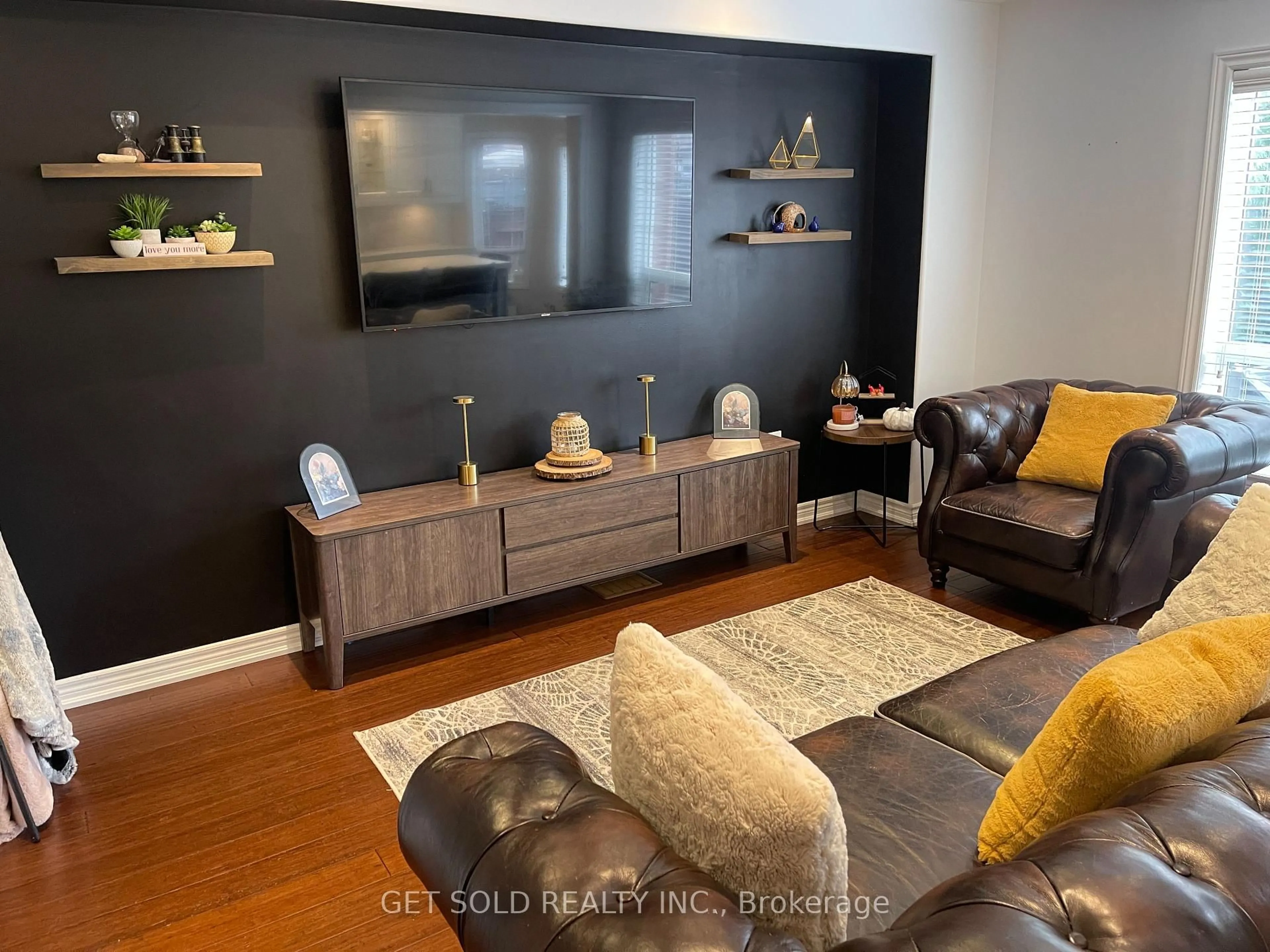 Living room with furniture, wood/laminate floor for 47 Trailview Lane, Caledon Ontario L7E 2W1