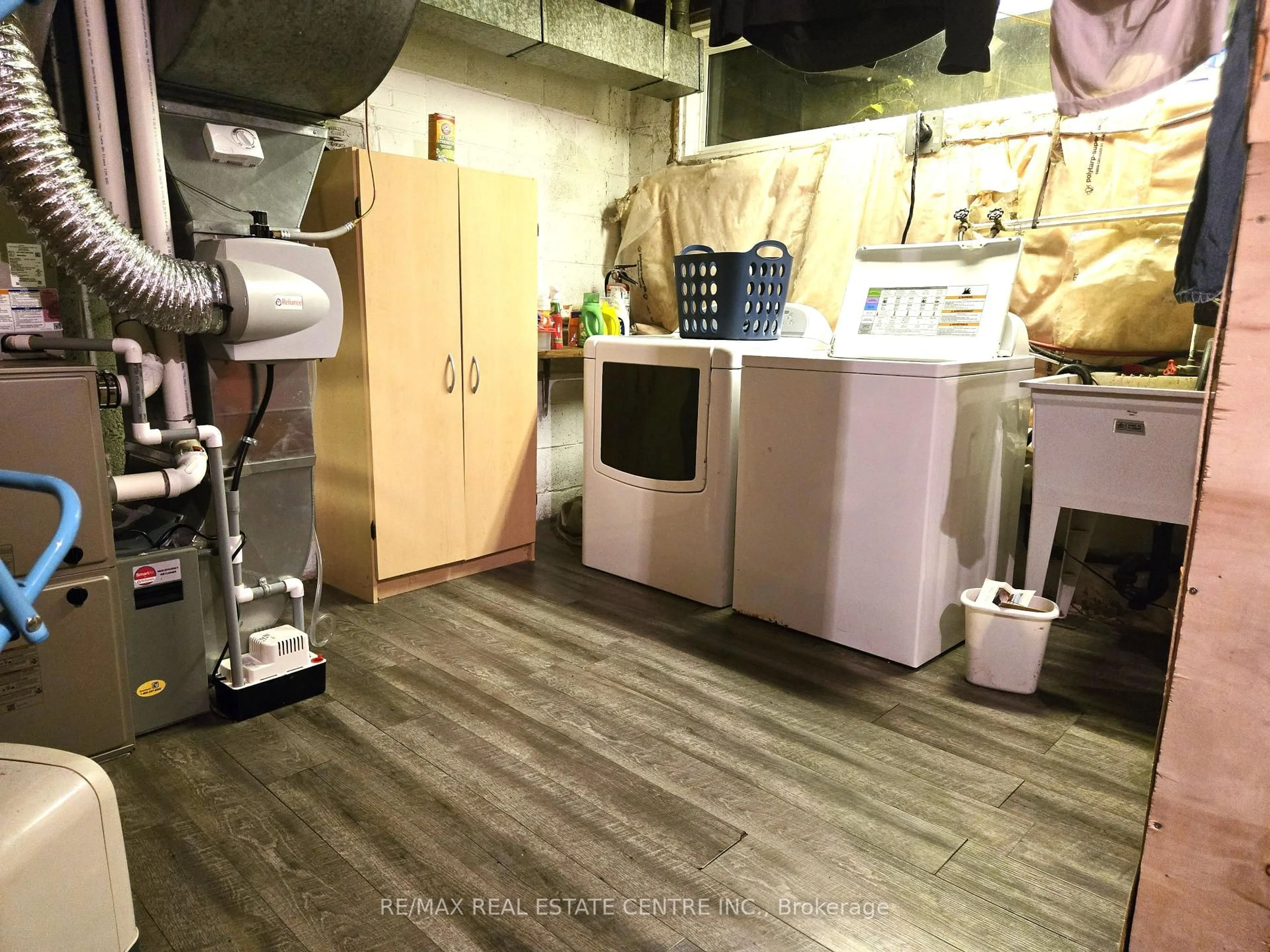 Kitchen with laundary machines, unknown for 61 Cook St, Halton Hills Ontario L7J 1Z5