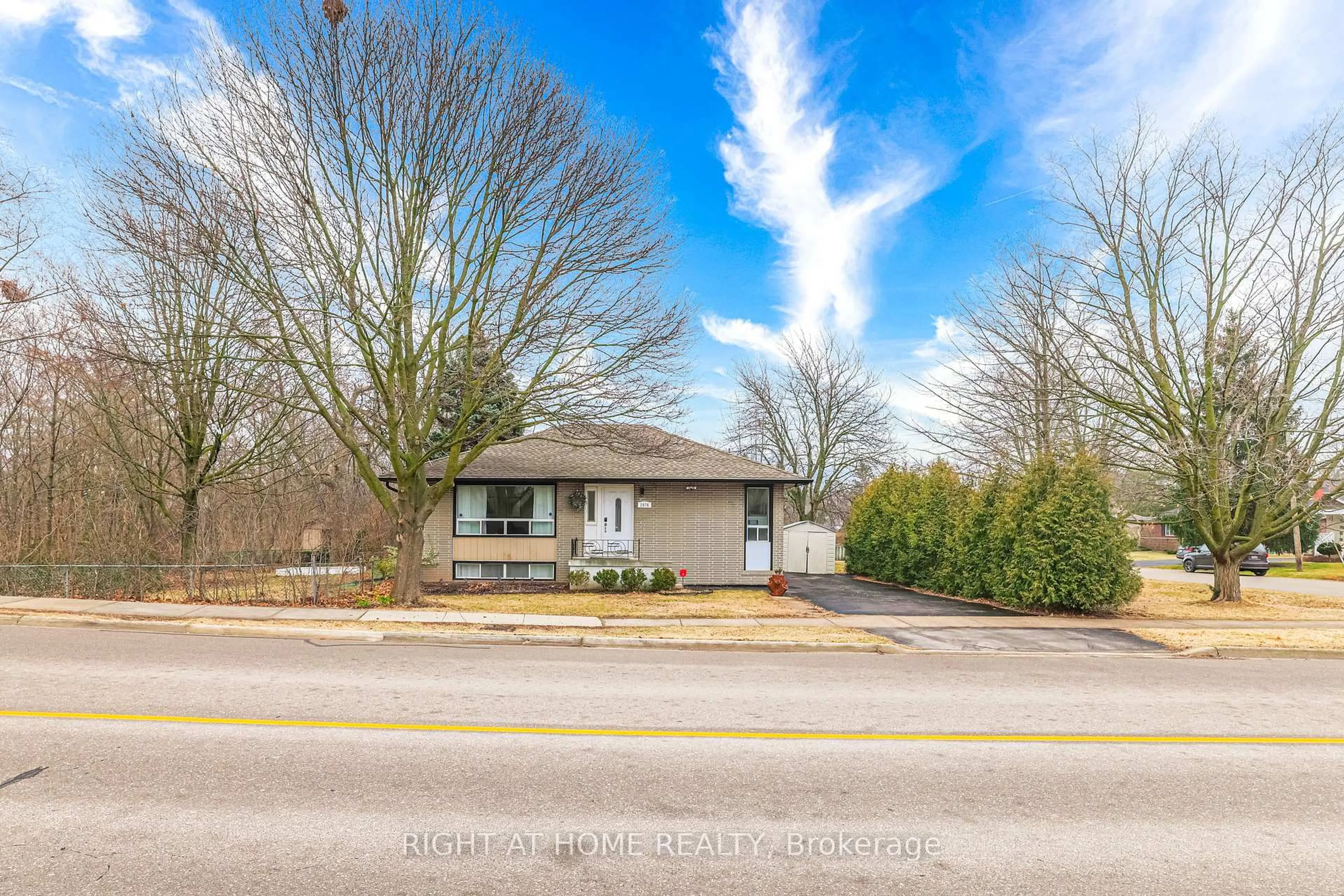 A pic from outside/outdoor area/front of a property/back of a property/a pic from drone, street for 2076 Constance Dr, Oakville Ontario L6J 2V7