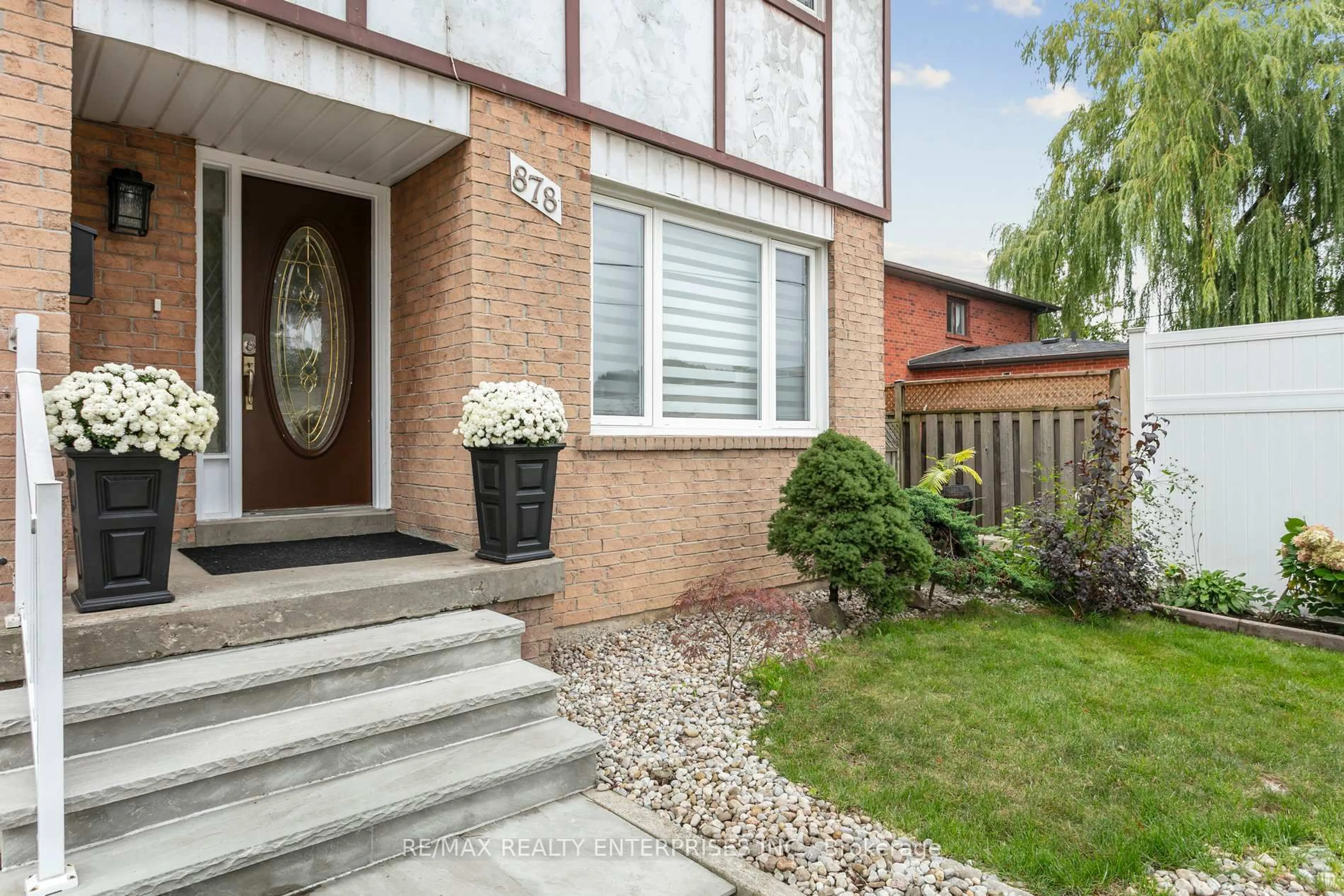 Home with brick exterior material, street for 878 South Service Rd, Mississauga Ontario L5E 1T9
