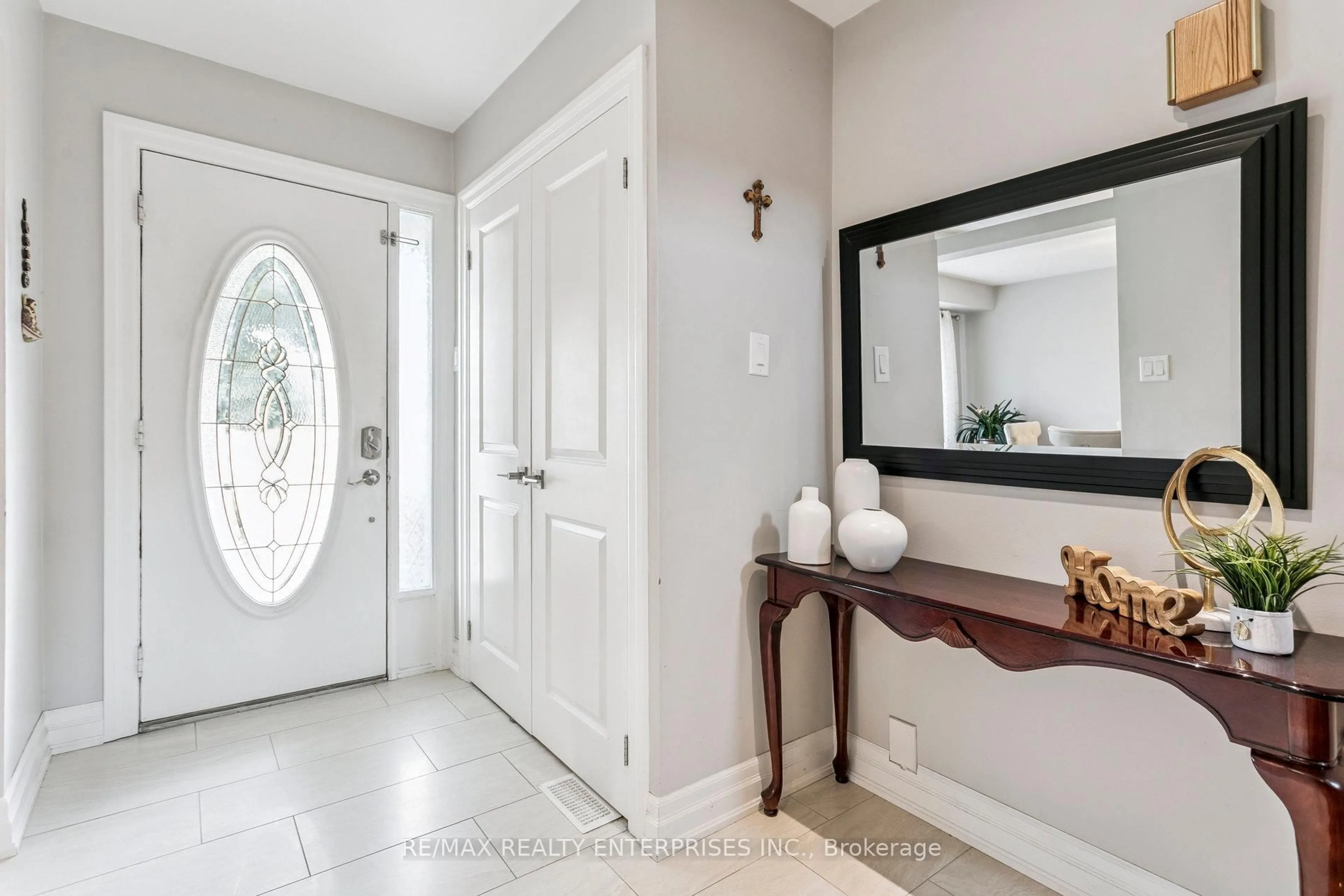 Indoor entryway for 878 South Service Rd, Mississauga Ontario L5E 1T9