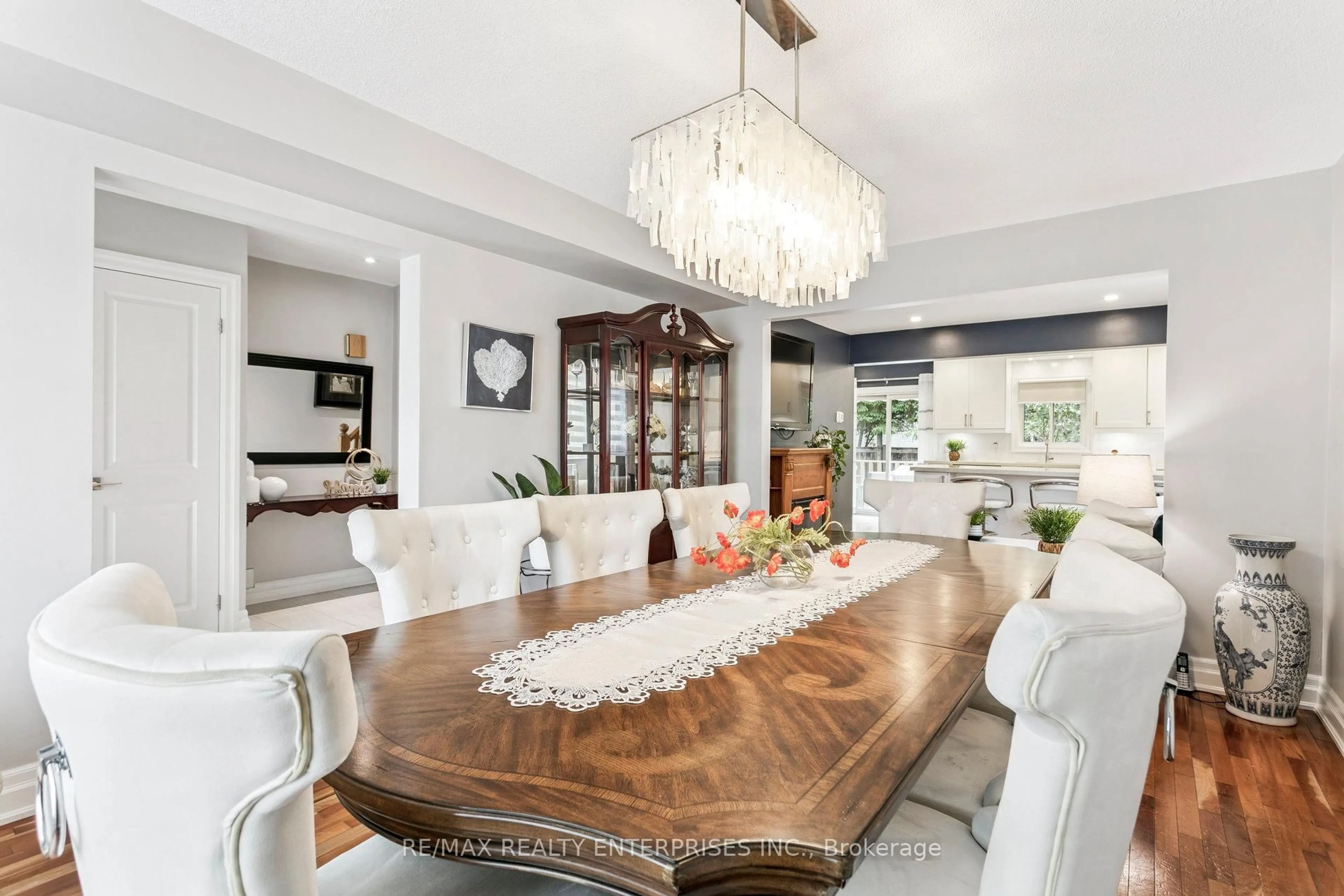 Dining room, wood/laminate floor for 878 South Service Rd, Mississauga Ontario L5E 1T9