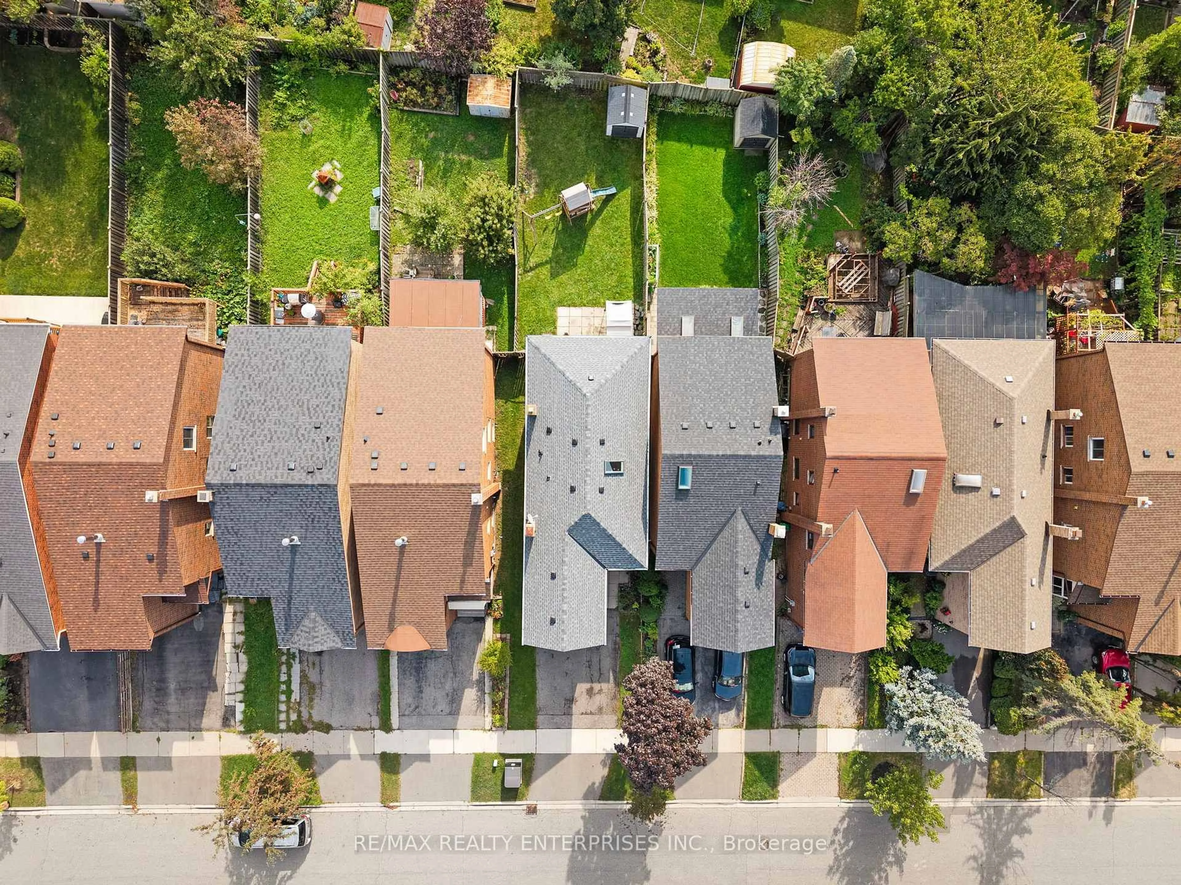 A pic from outside/outdoor area/front of a property/back of a property/a pic from drone, street for 1026 Lucerne Cres, Mississauga Ontario L5C 3Y6