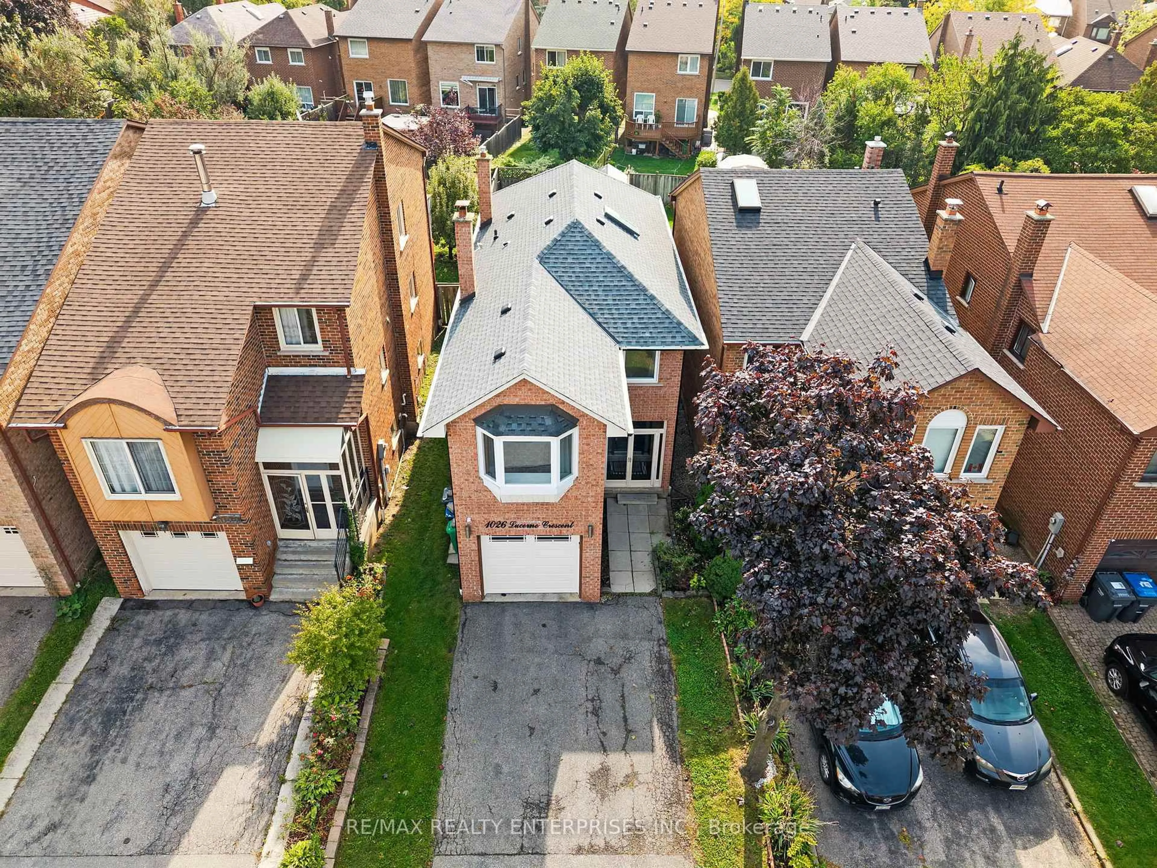 A pic from outside/outdoor area/front of a property/back of a property/a pic from drone, street for 1026 Lucerne Cres, Mississauga Ontario L5C 3Y6