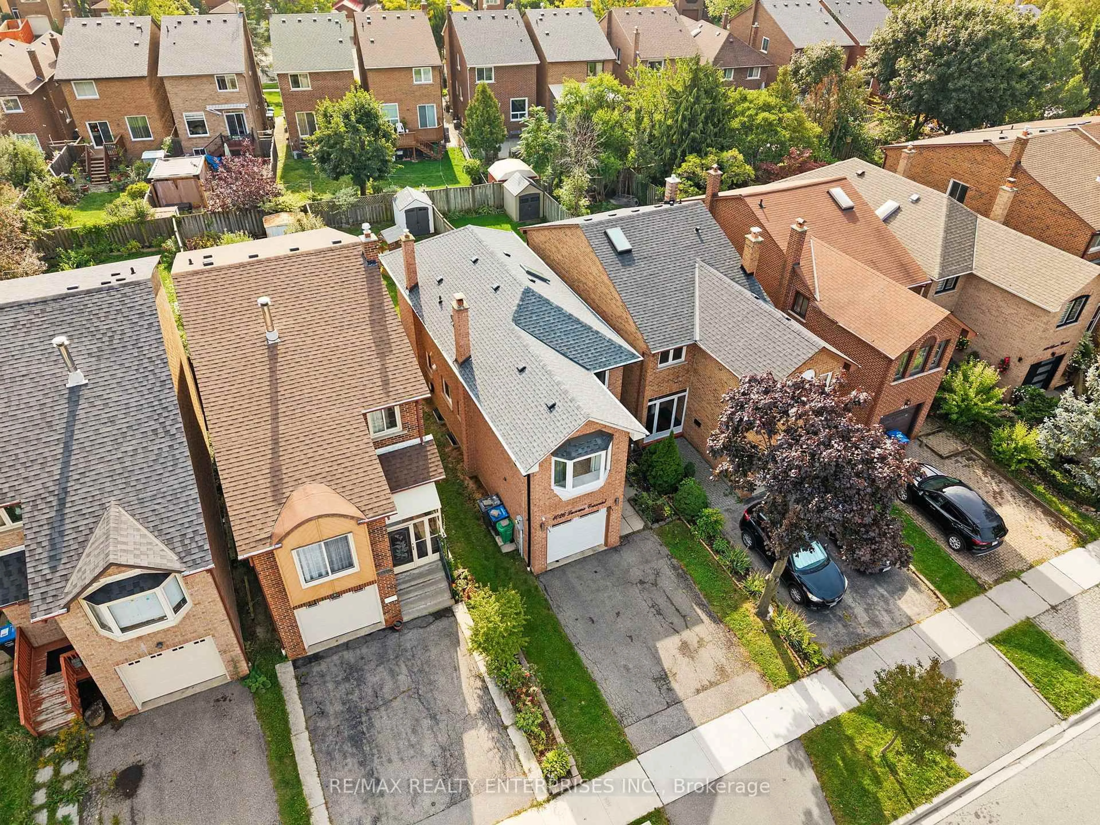 A pic from outside/outdoor area/front of a property/back of a property/a pic from drone, street for 1026 Lucerne Cres, Mississauga Ontario L5C 3Y6