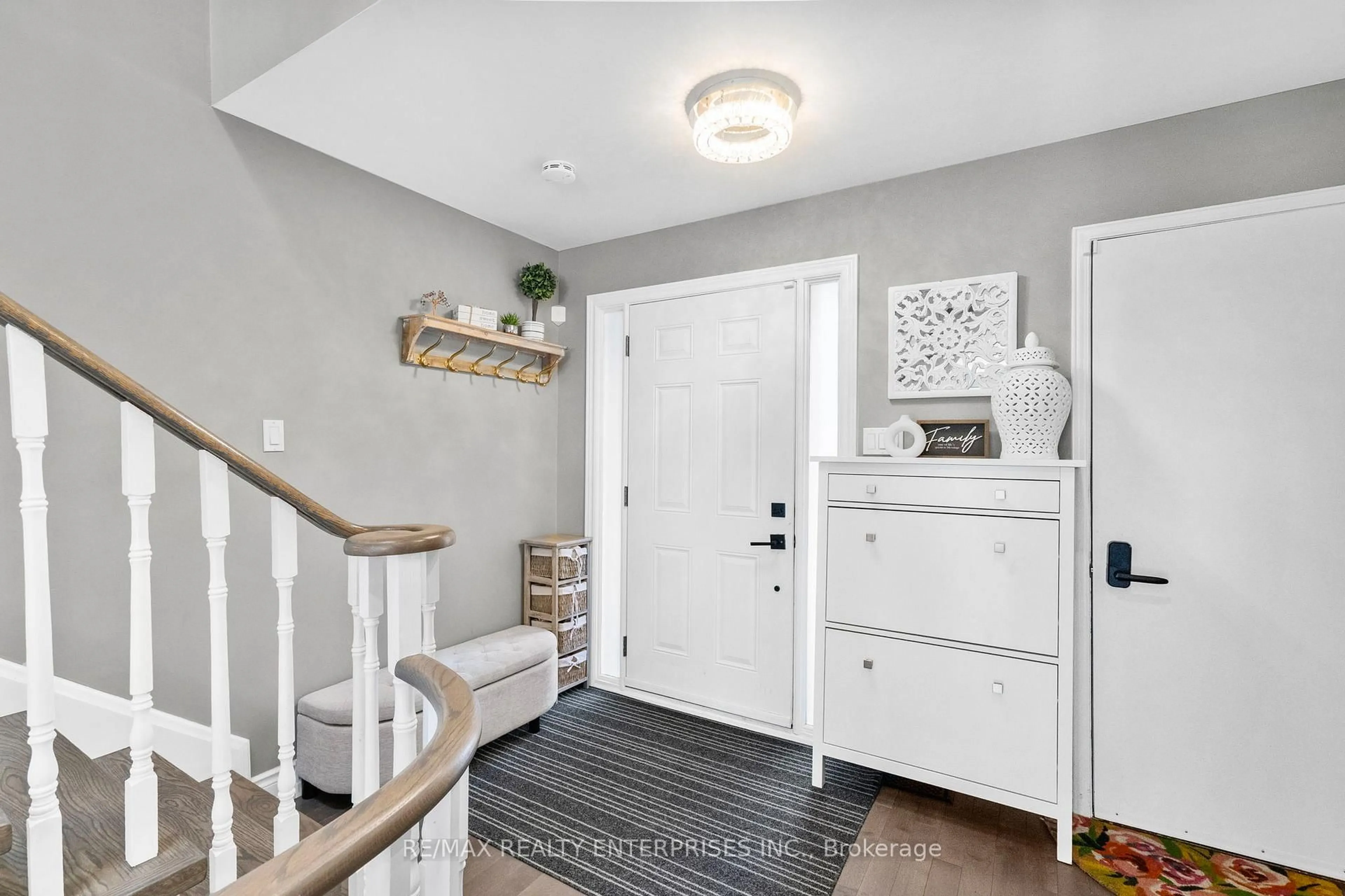 Indoor entryway for 1026 Lucerne Cres, Mississauga Ontario L5C 3Y6