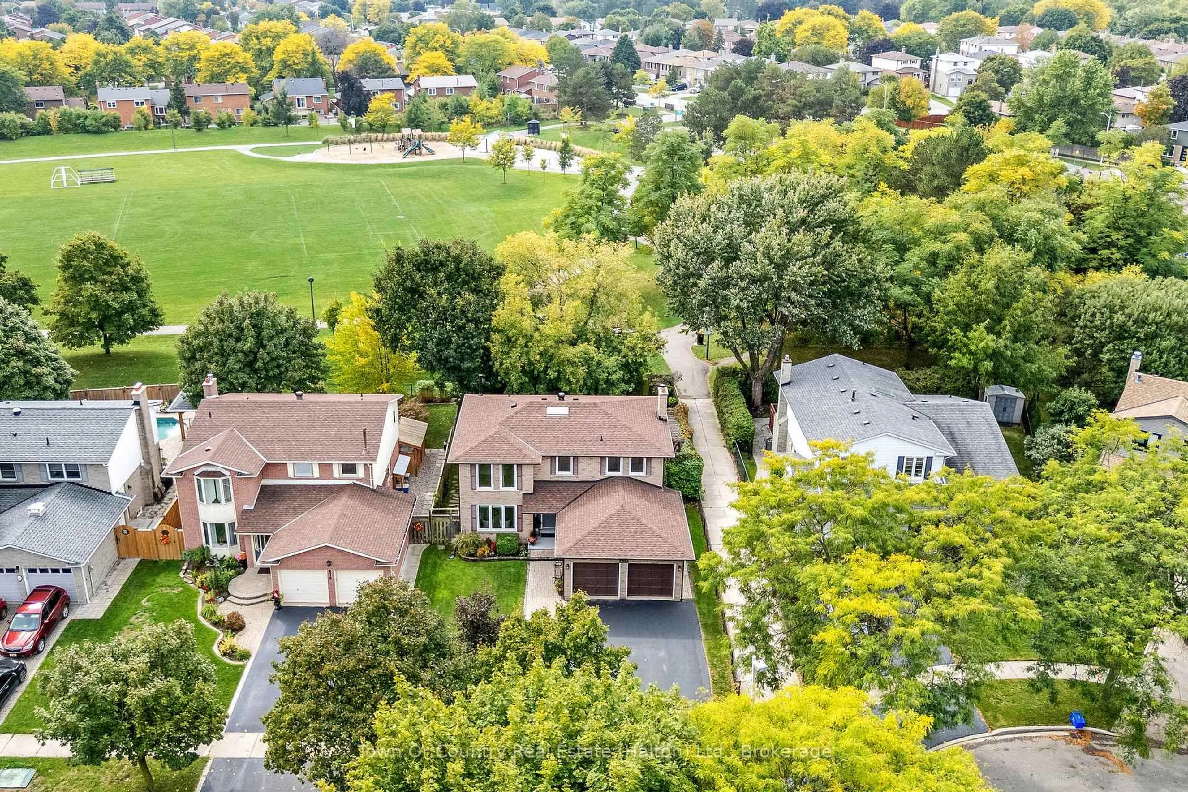 A pic from outside/outdoor area/front of a property/back of a property/a pic from drone, street for 472 White Dr, Milton Ontario L9T 4G4